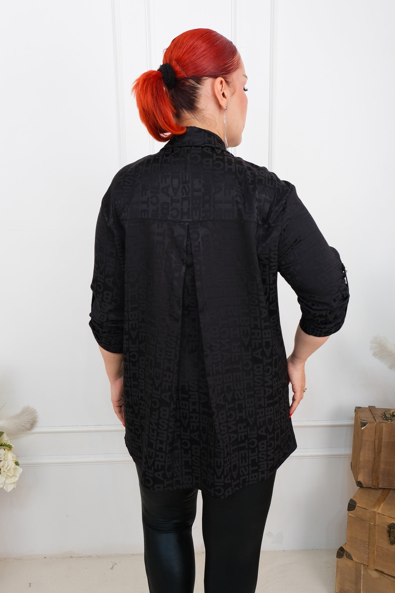 Dámská černá košile s písmenovým potiskem a límcem