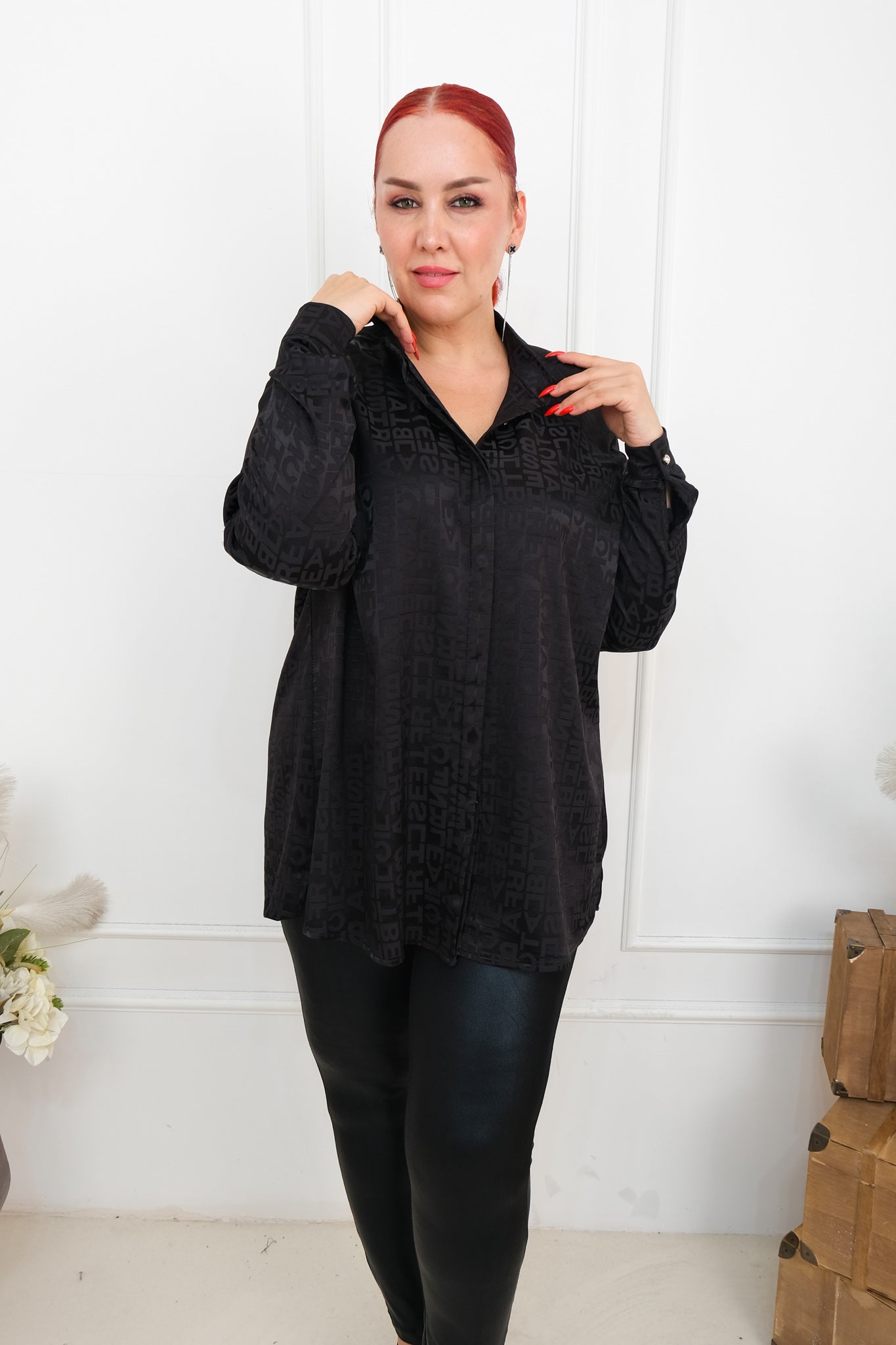 Dámská černá košile s písmenovým potiskem a límcem