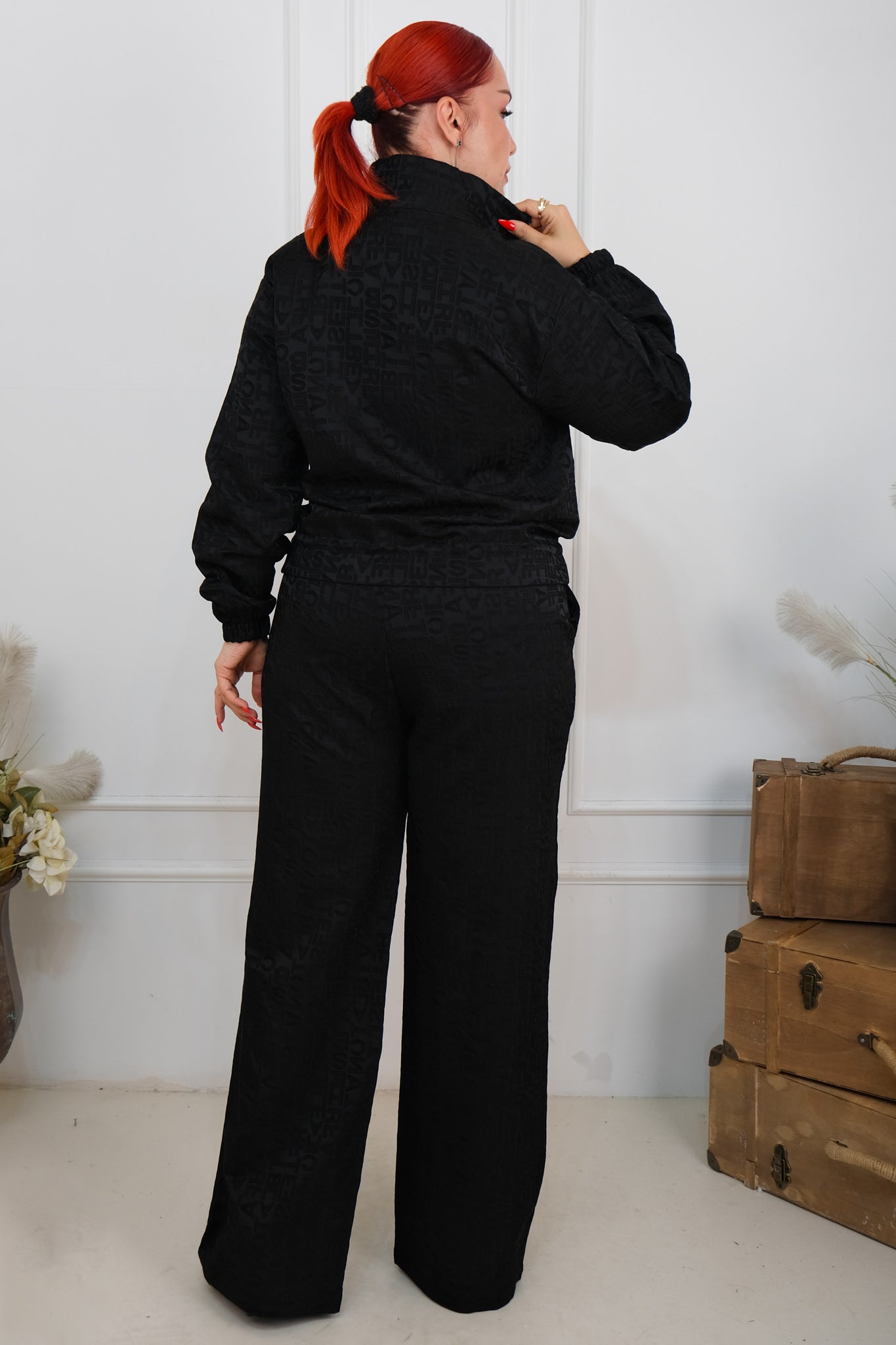 Dámský elegantní černý set s písmenovým potiskem - mikina se zipem a kalhoty