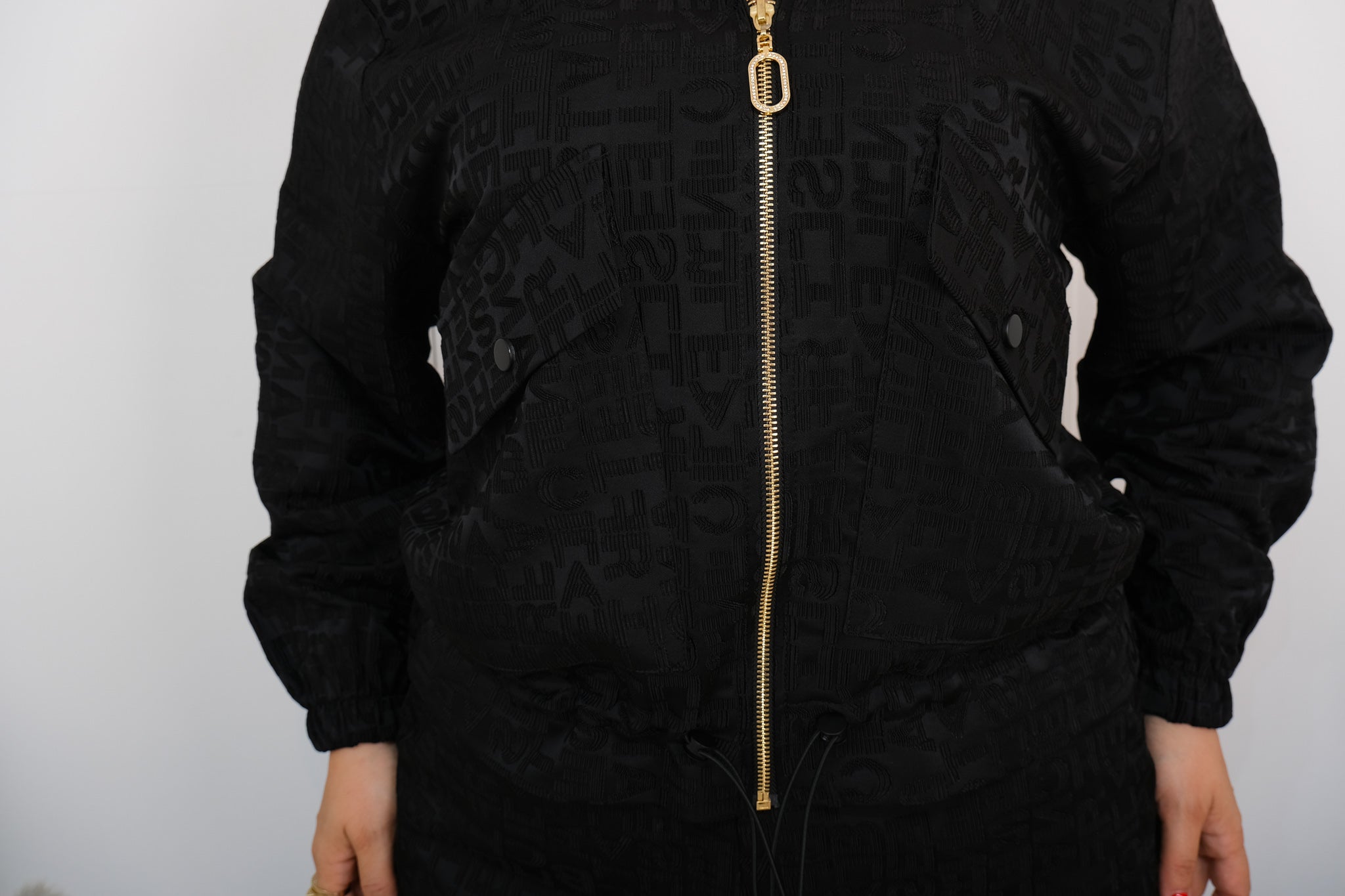 Dámský elegantní černý set s písmenovým potiskem - mikina se zipem a kalhoty