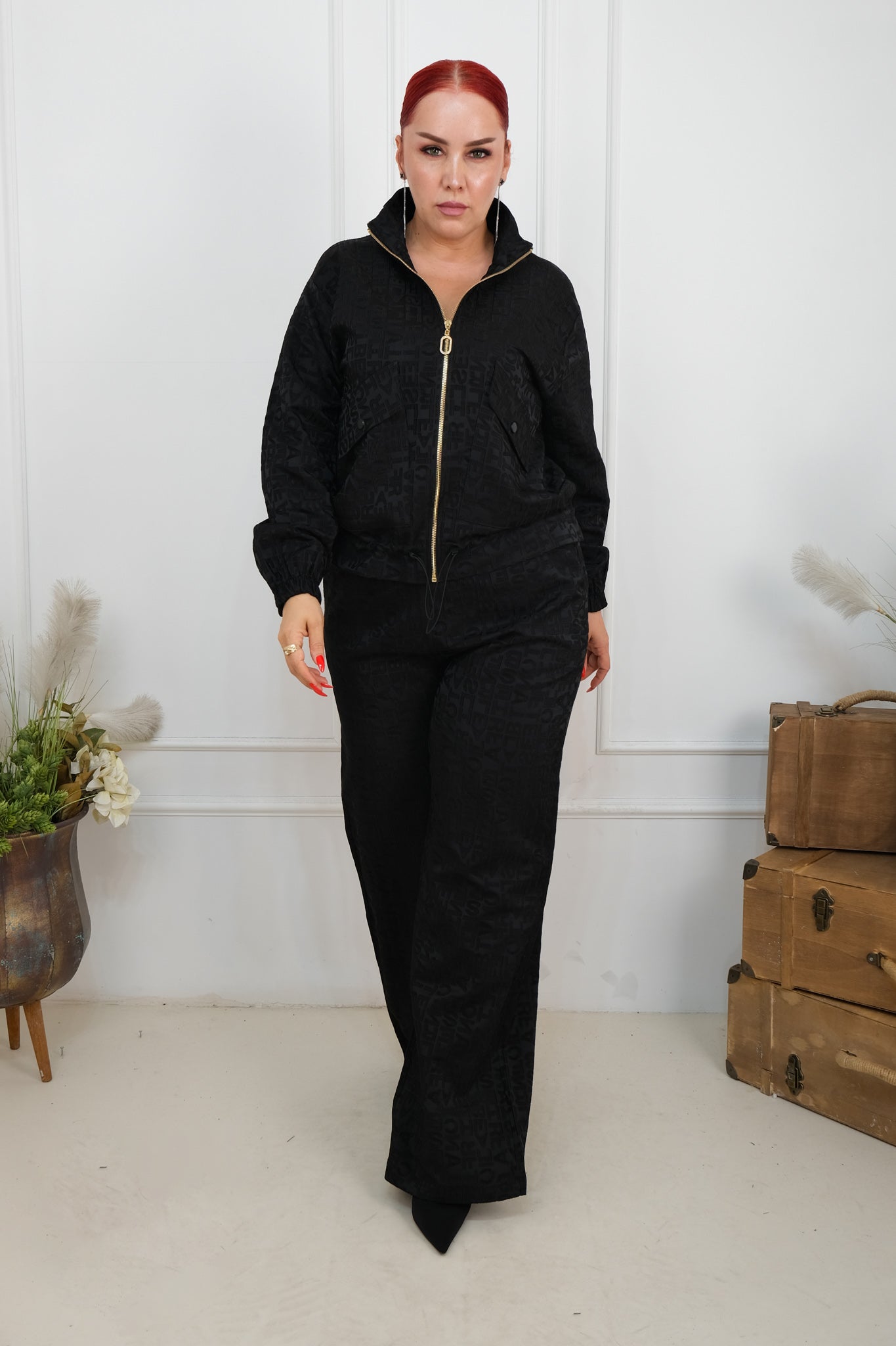 Dámský elegantní černý set s písmenovým potiskem - mikina se zipem a kalhoty