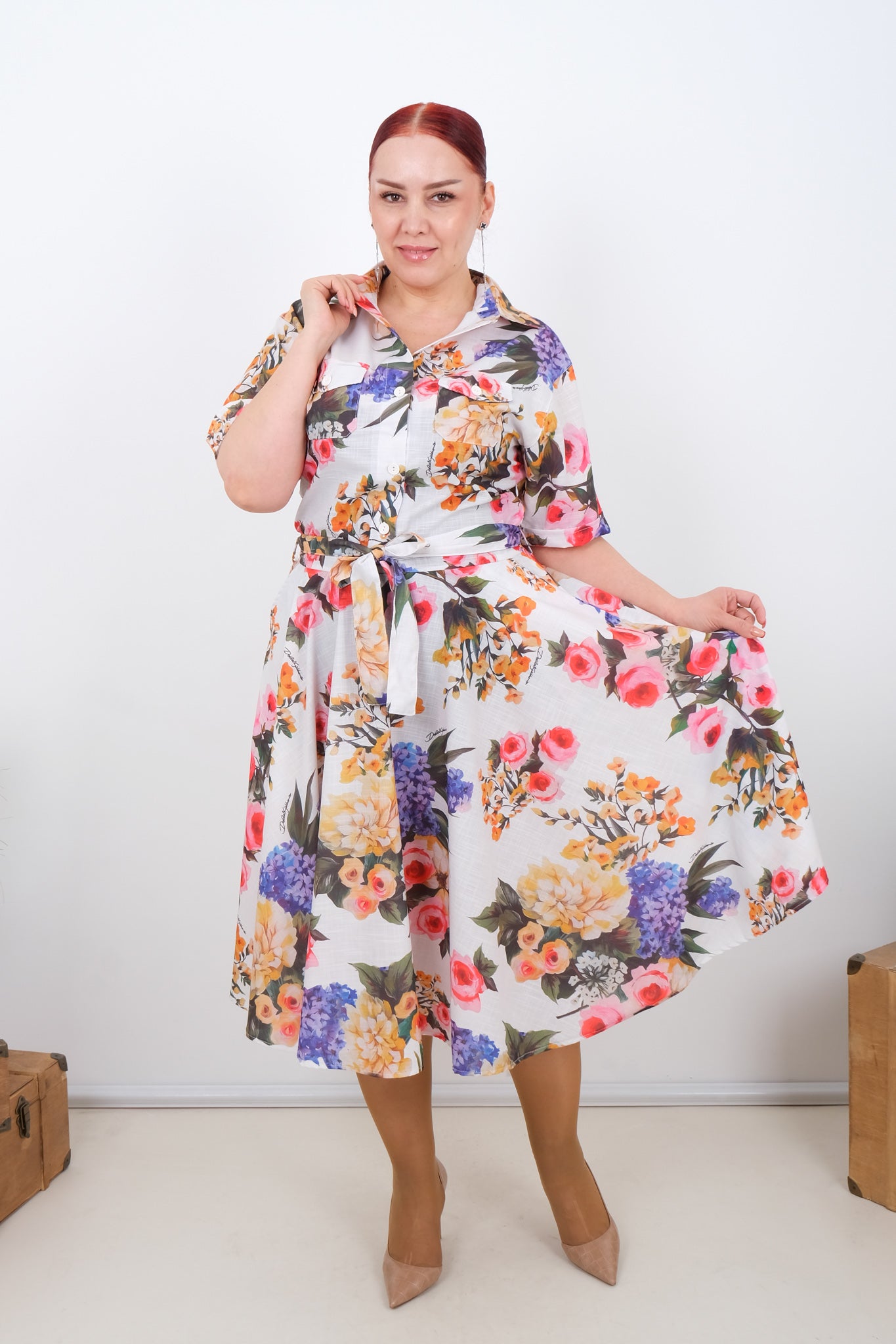 Dámské košilové šaty s květinovým vzorem - midi délka s krátkým rukávem