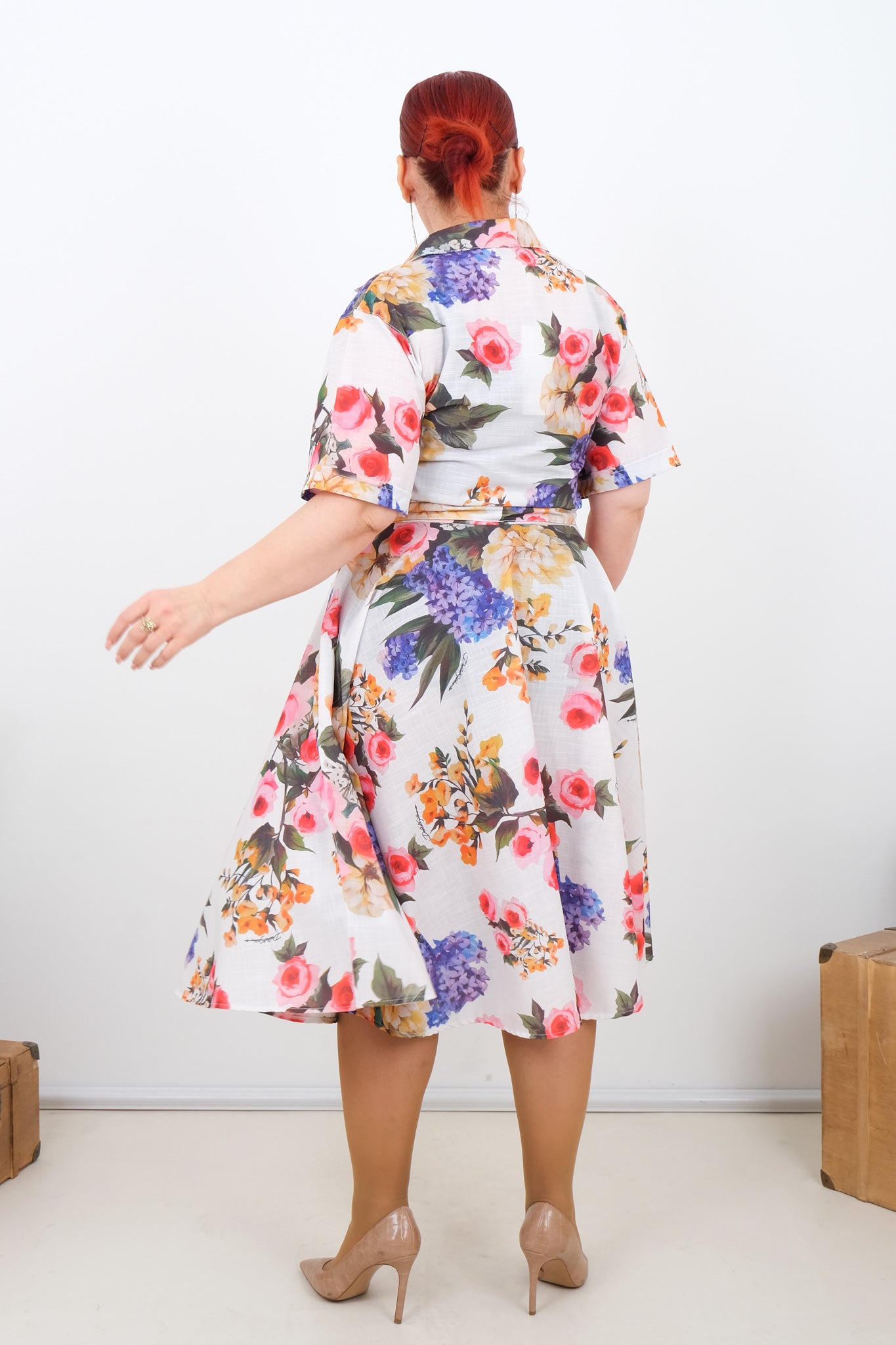 Dámské košilové šaty s květinovým vzorem - midi délka s krátkým rukávem