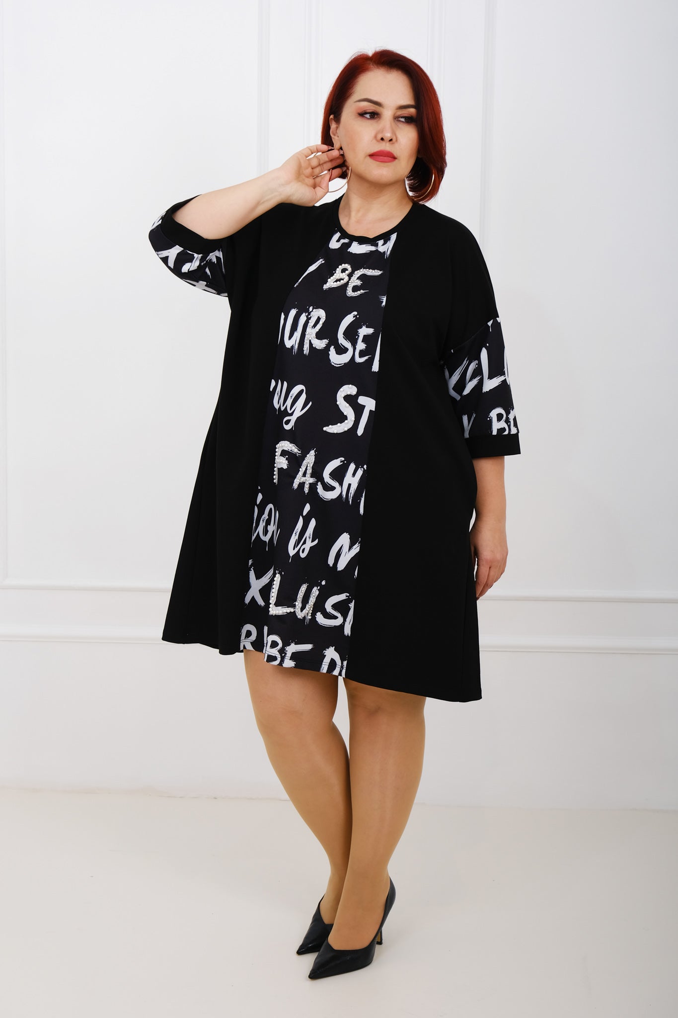 Dámské oversize šaty s potiskem - černé s bílým nápisem