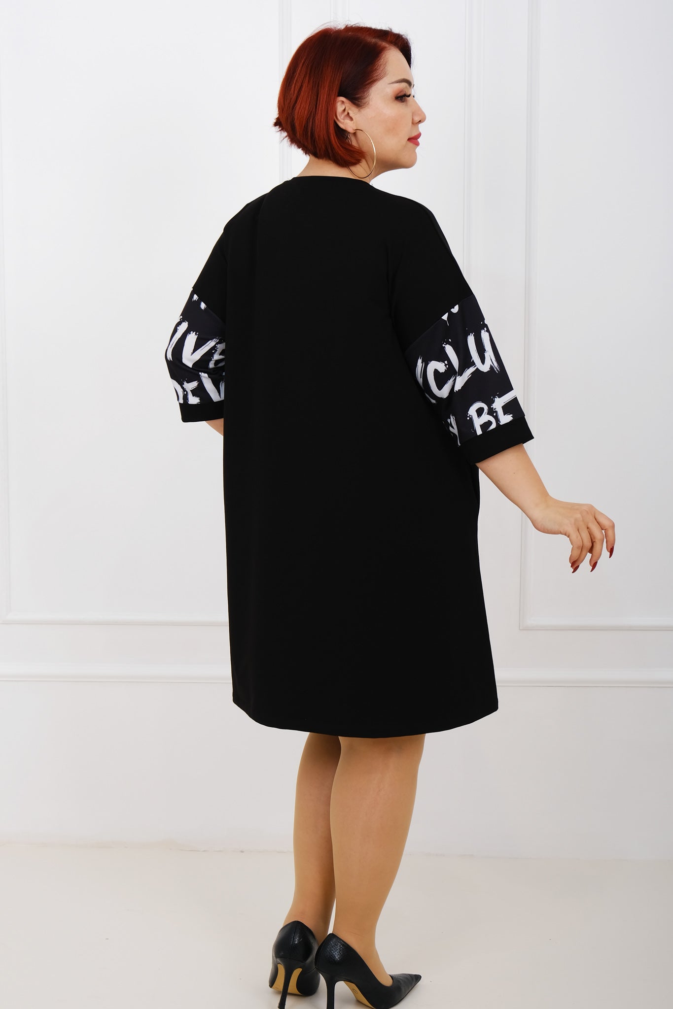 Dámské oversize šaty s potiskem - černé s bílým nápisem