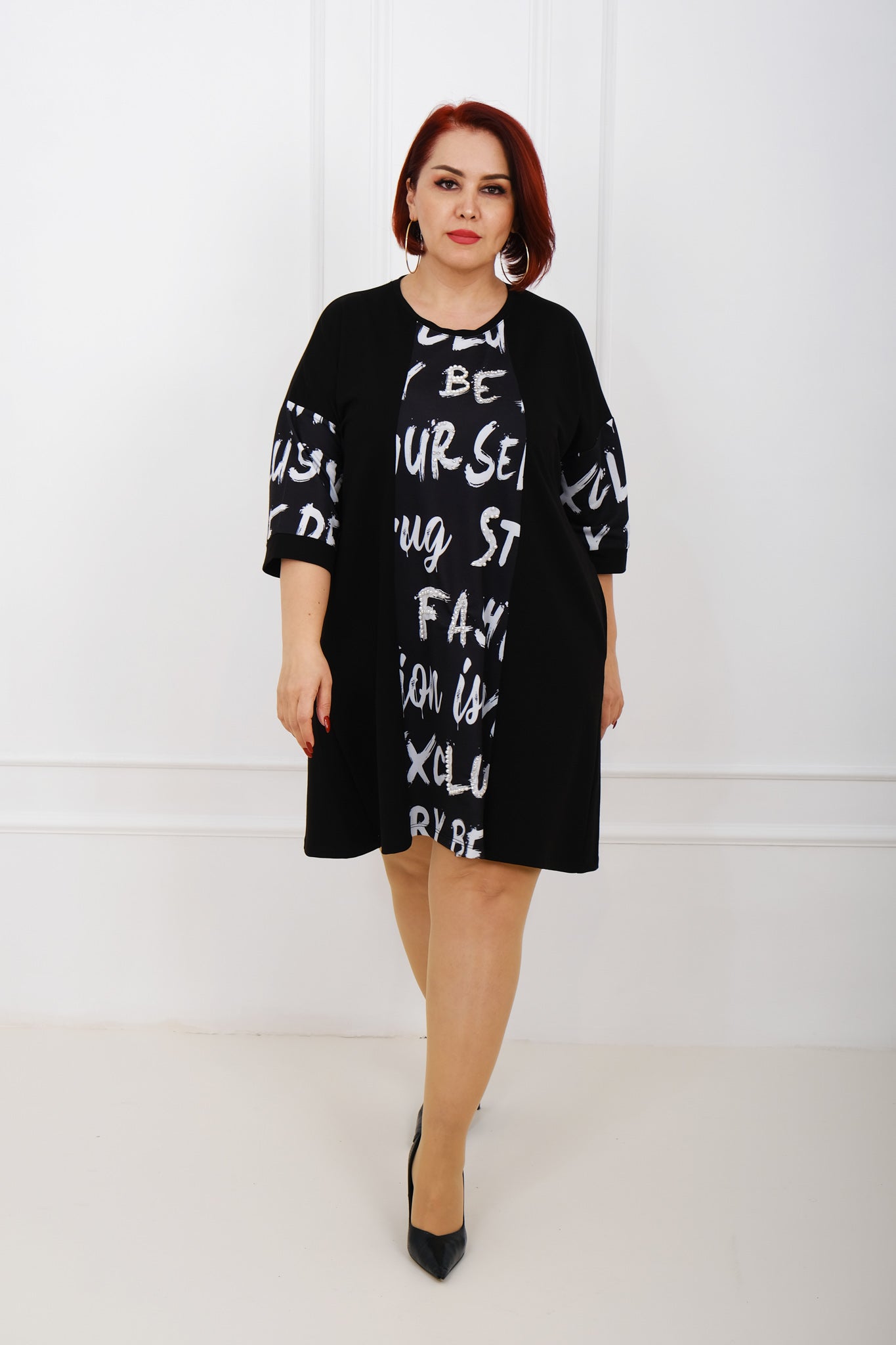 Dámské oversize šaty s potiskem - černé s bílým nápisem