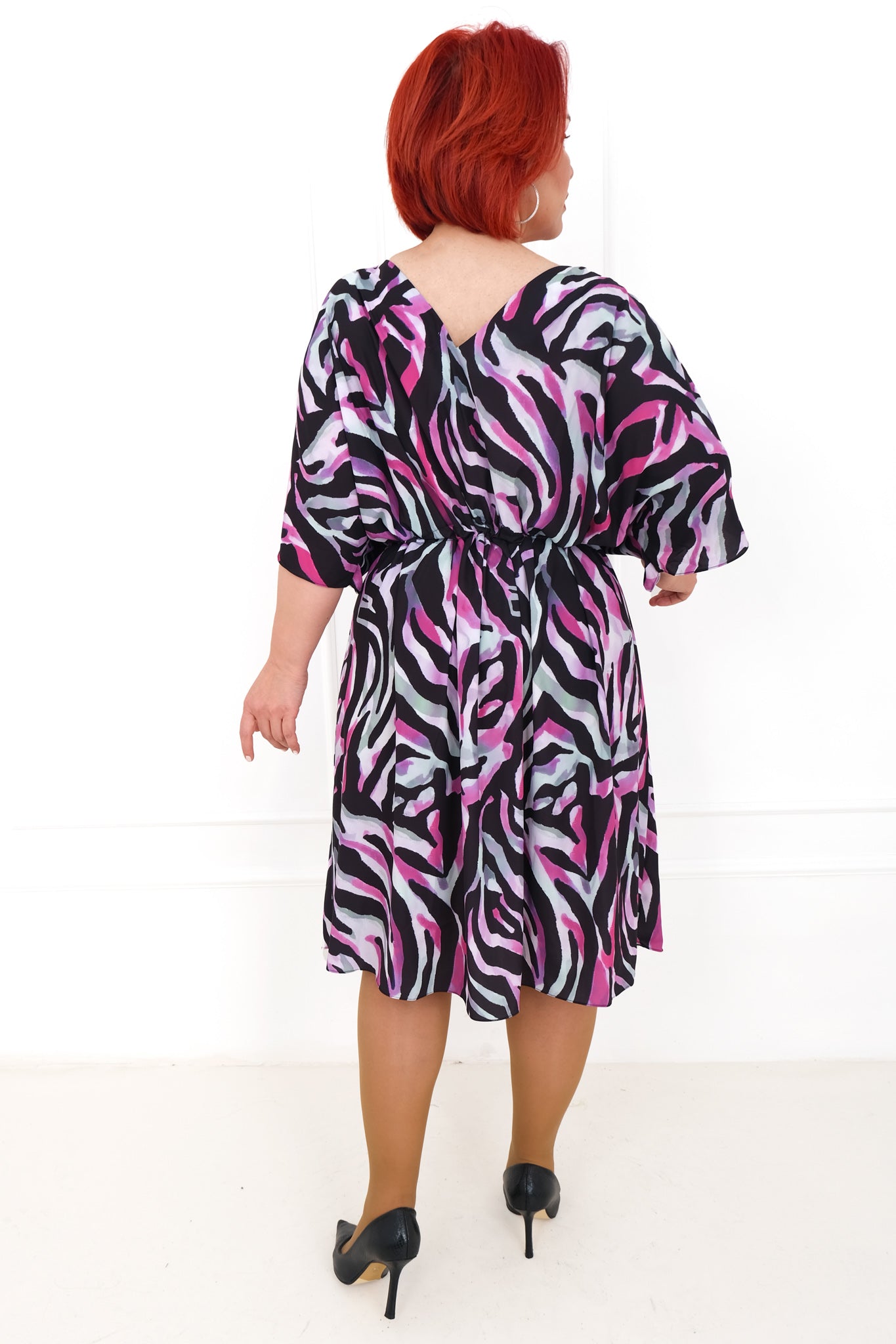 Dámské midi šaty s abstraktním vzorem