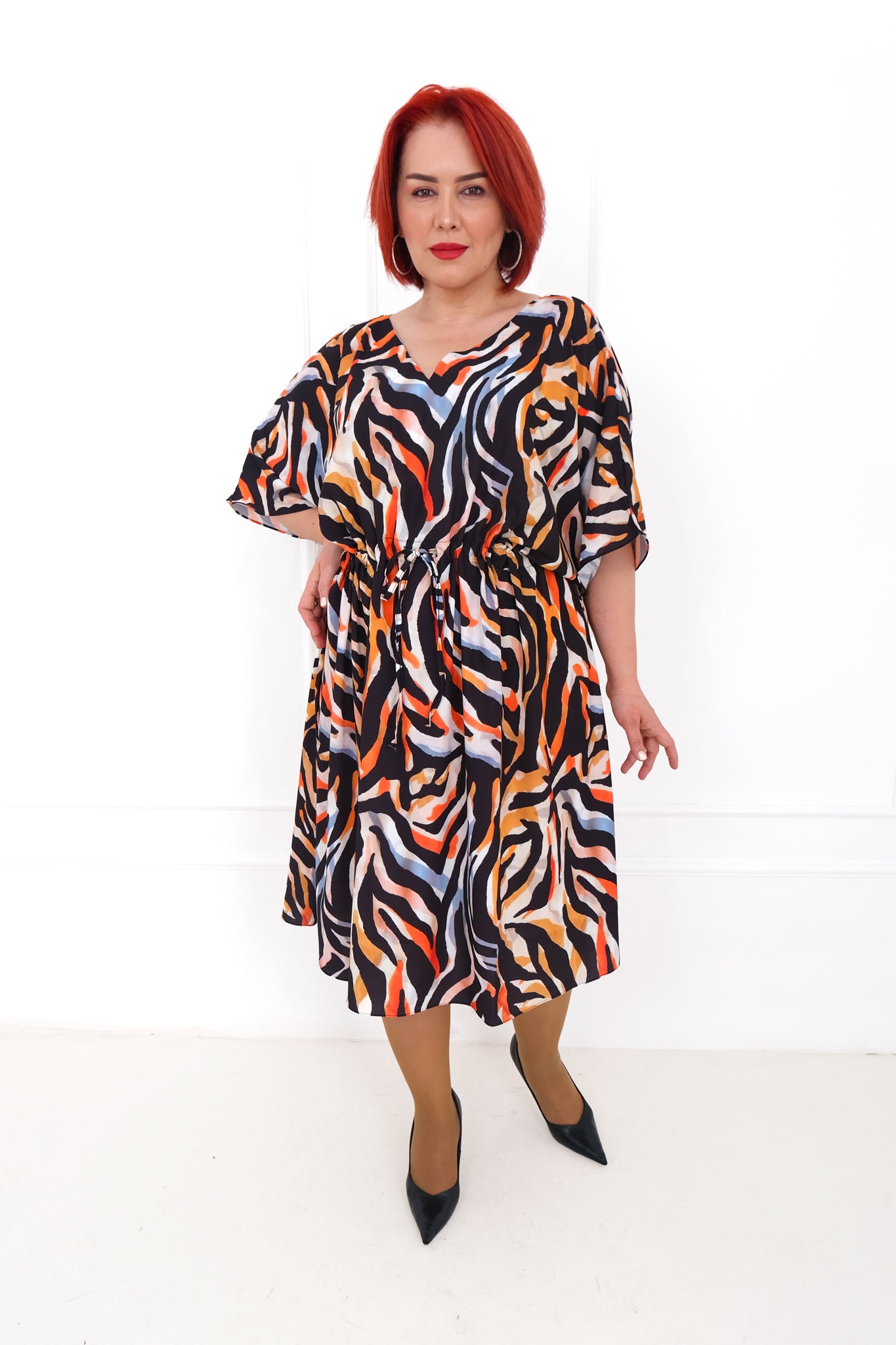 Dámské midi šaty s abstraktním vzorem