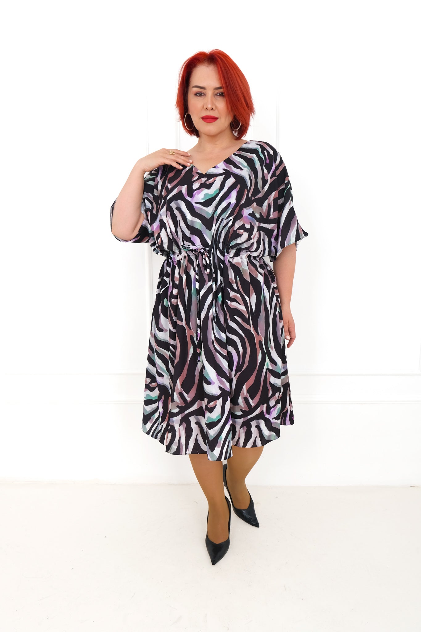 Dámské midi šaty s abstraktním vzorem