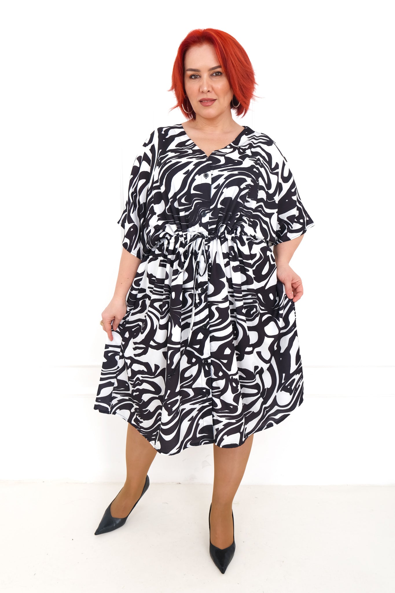 Dámské midi šaty černobílé - volný střih, netopýří rukáv, abstraktní vzor