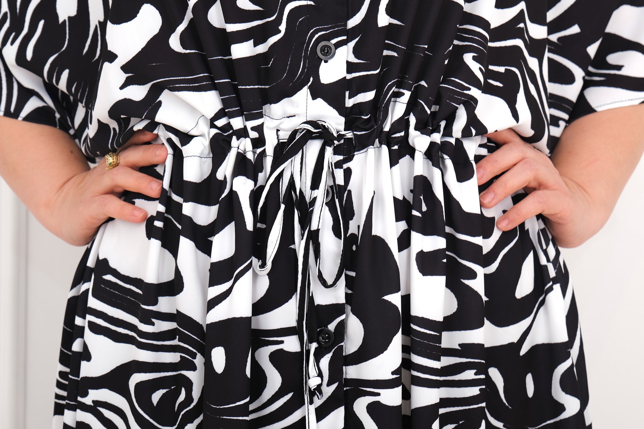 Dámské midi šaty černobílé - volný střih, netopýří rukáv, abstraktní vzor