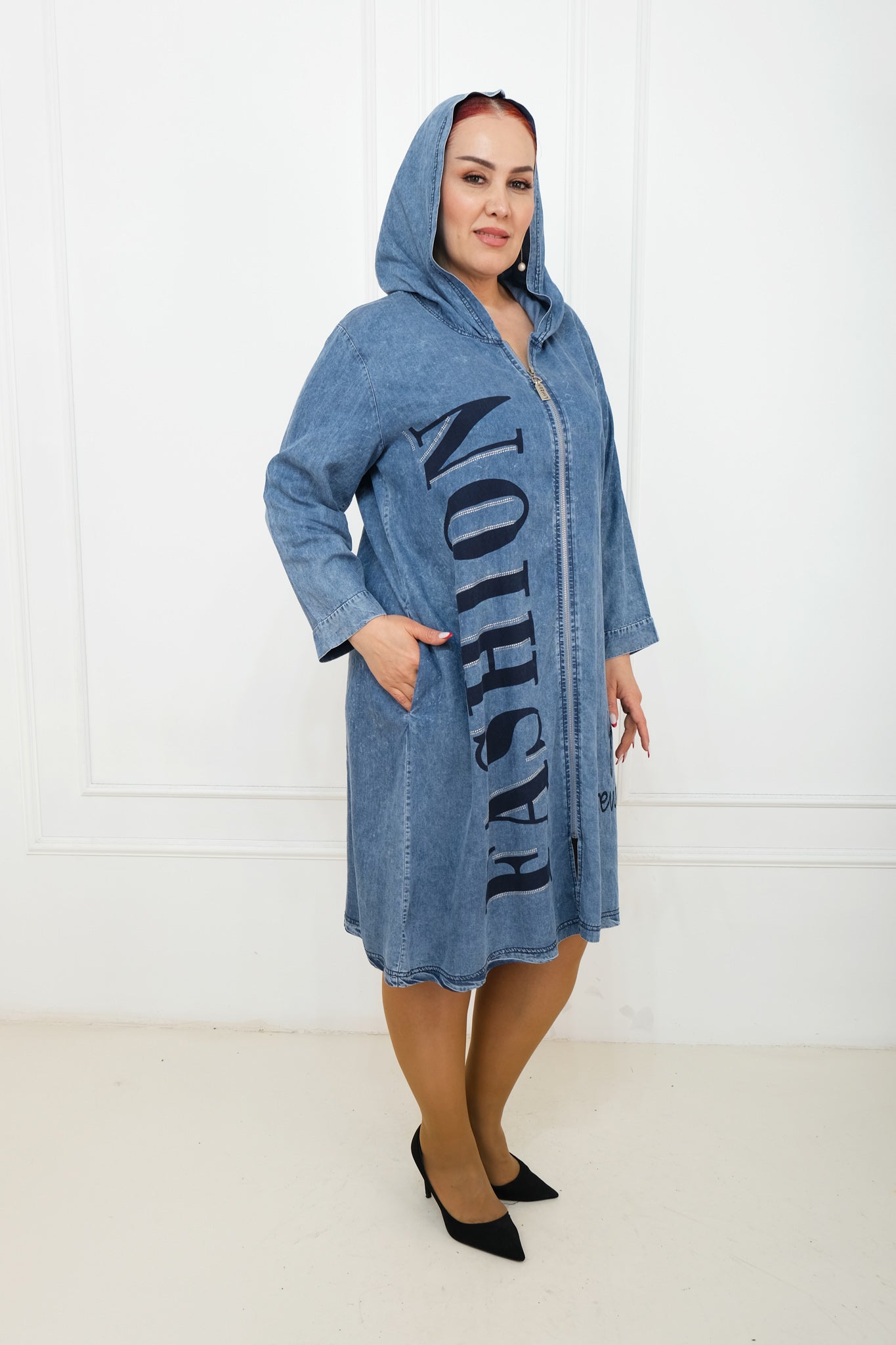 Dámské džínové šaty s kapucí – oversize, s potiskem