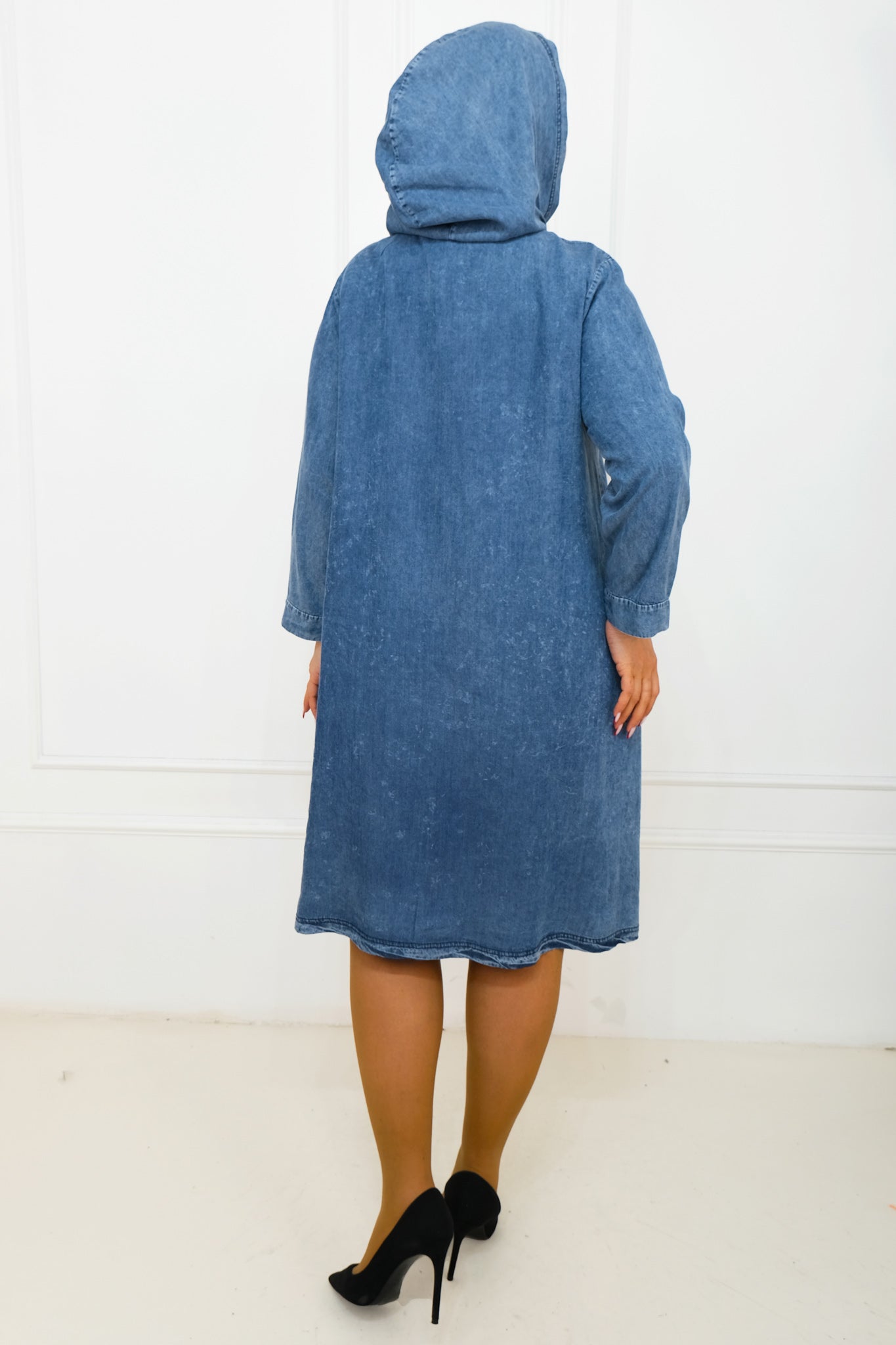 Dámské džínové šaty s kapucí – oversize, s potiskem