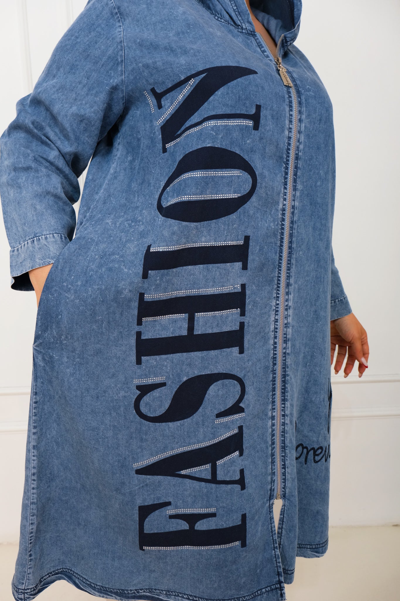 Dámské džínové šaty s kapucí – oversize, s potiskem