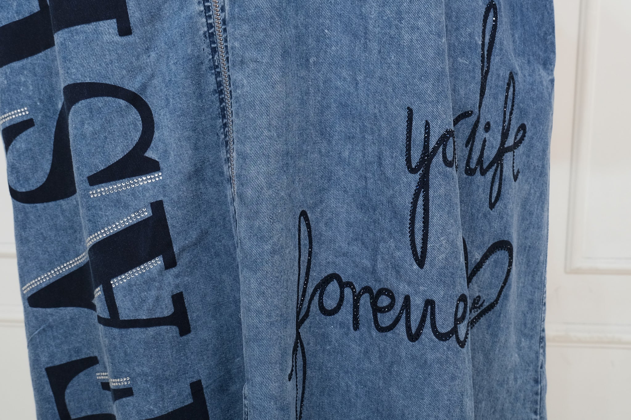 Dámské džínové šaty s kapucí – oversize, s potiskem