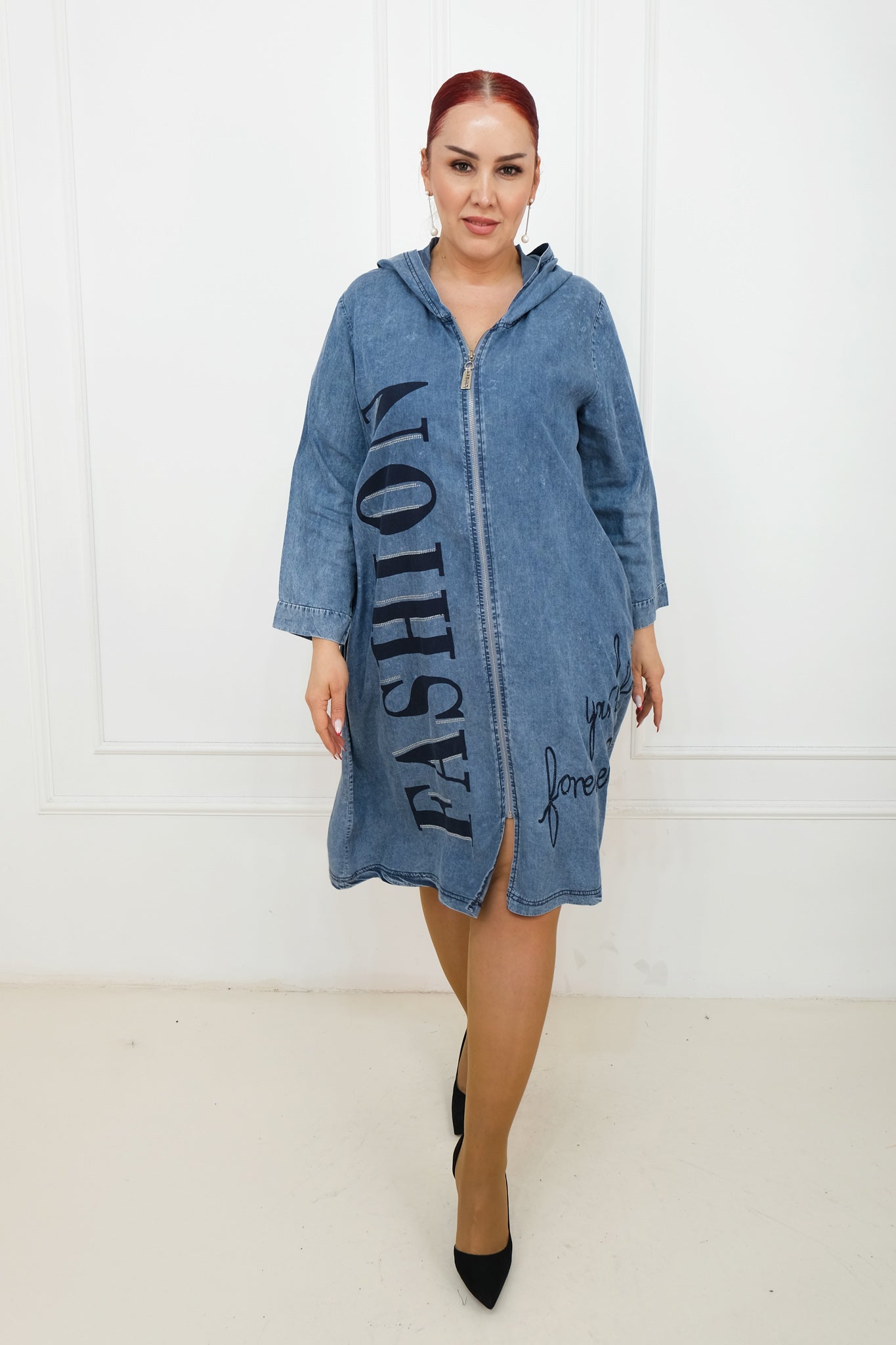 Dámské džínové šaty s kapucí – oversize, s potiskem