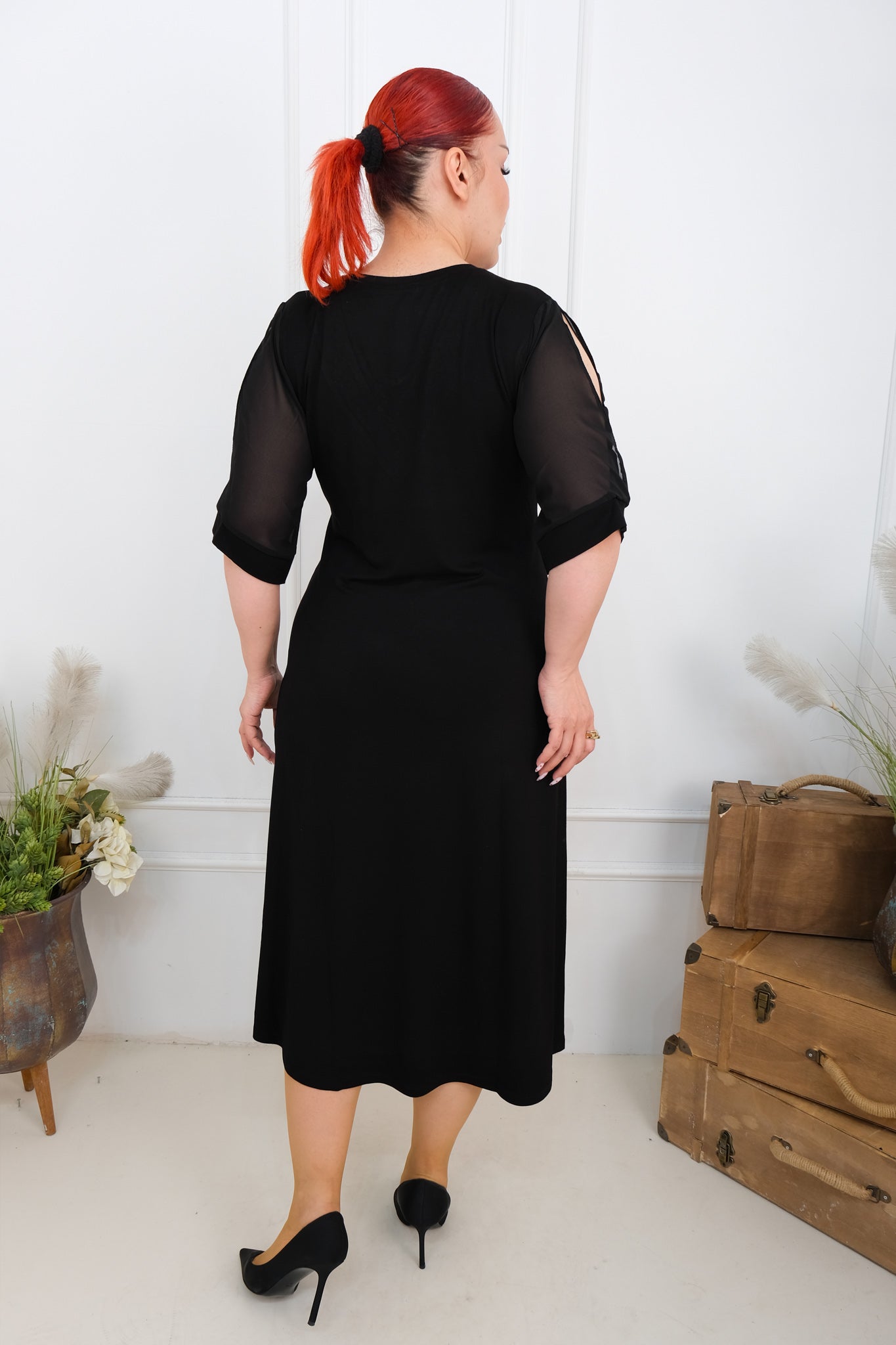 Dámské šaty s průsvitnými rukávy a kamínky ve véčkovém výstřihu