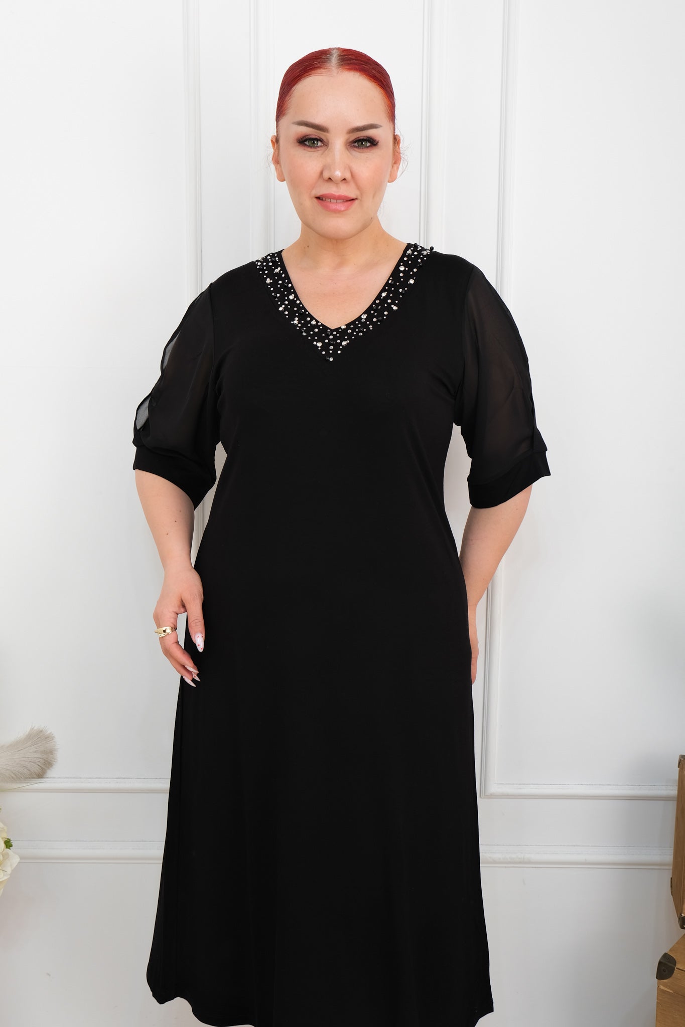 Dámské šaty s průsvitnými rukávy a kamínky ve véčkovém výstřihu