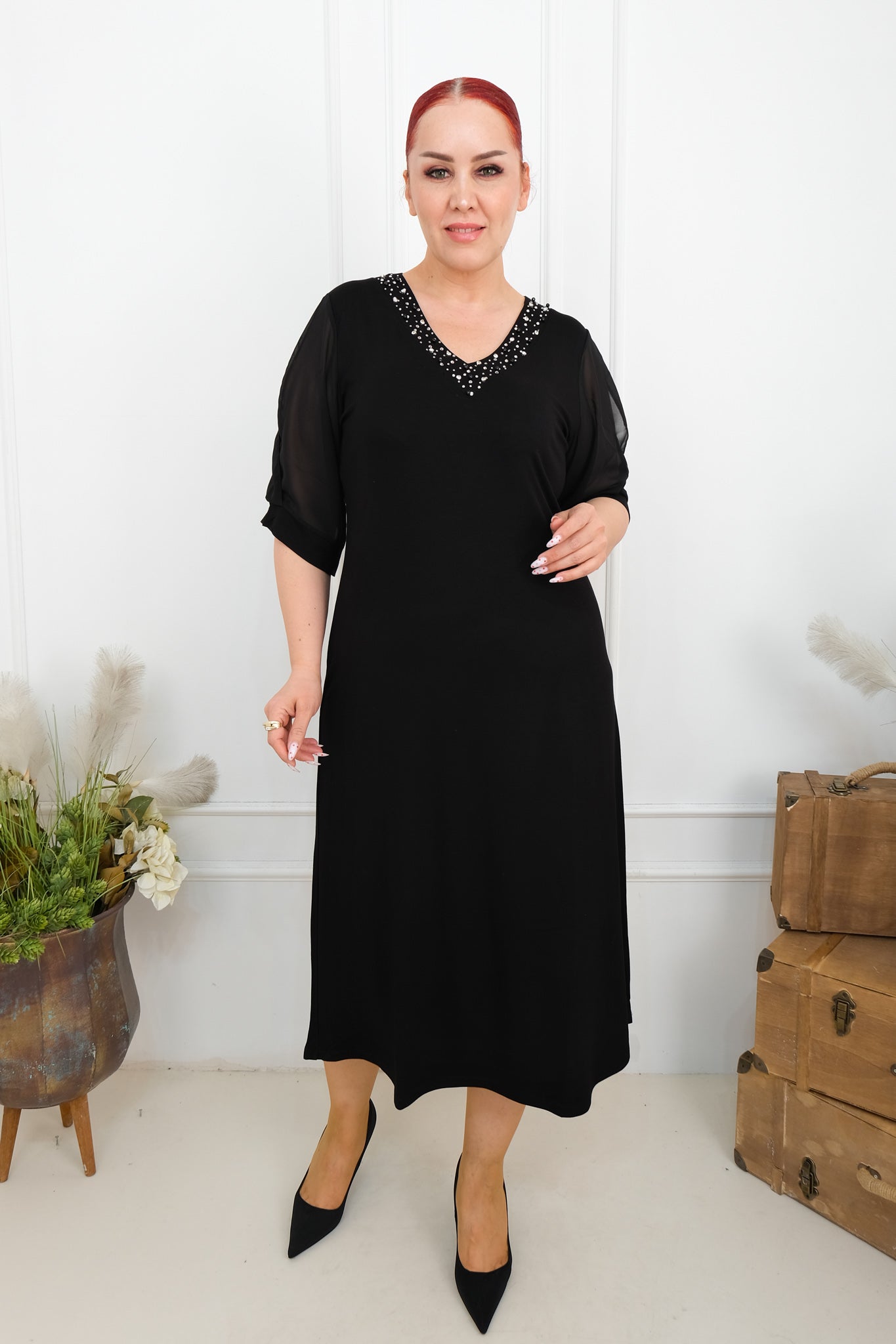 Dámské šaty s průsvitnými rukávy a kamínky ve véčkovém výstřihu