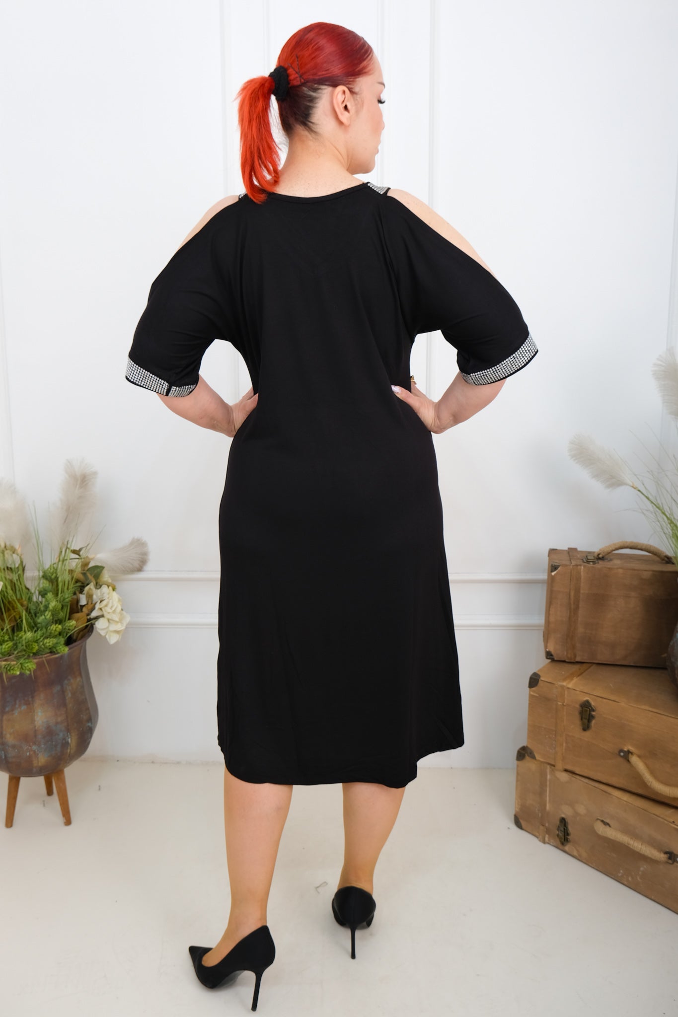 Dámské šaty s odhalenými rameny a kamínky