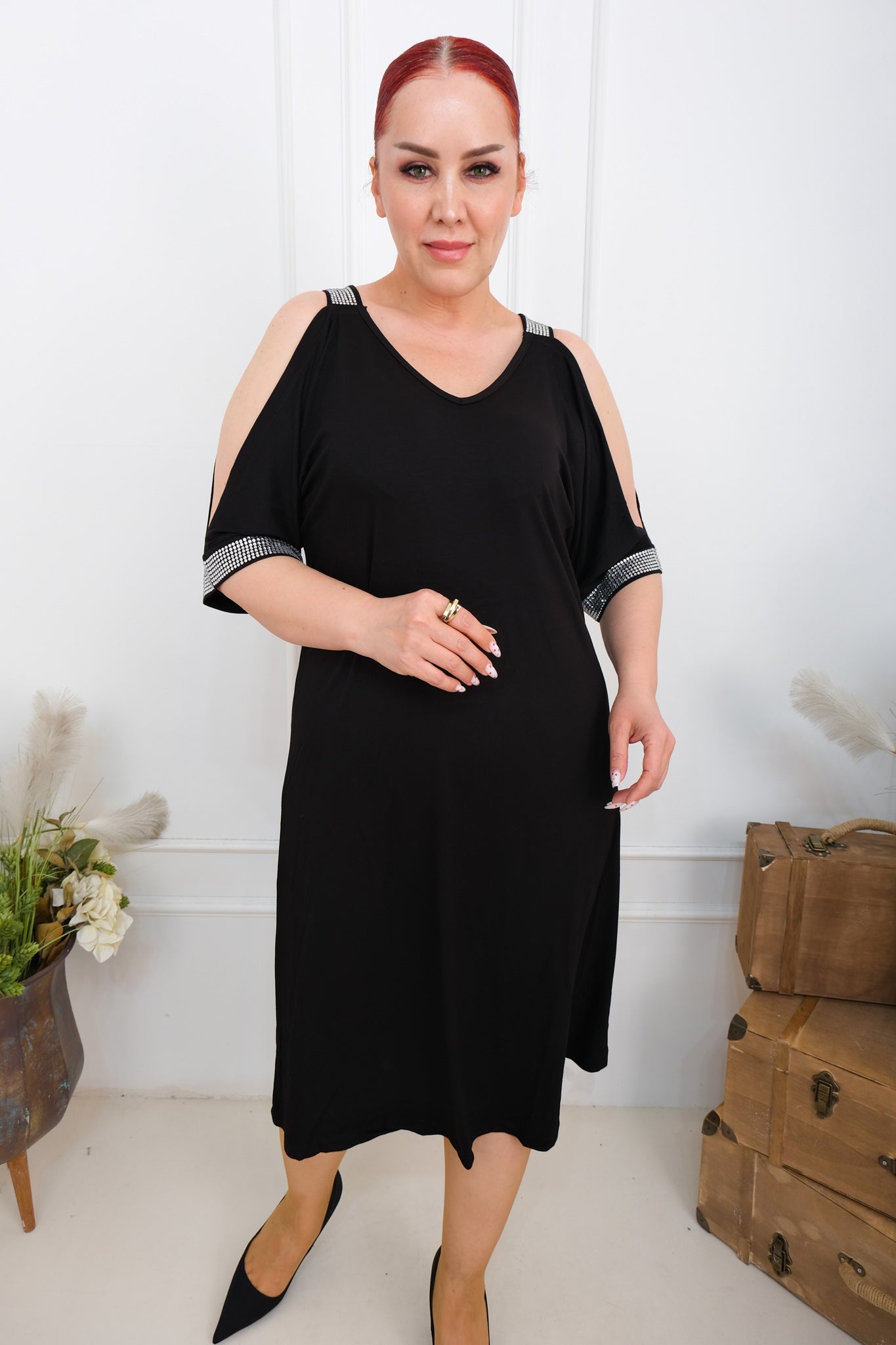 Dámské šaty s odhalenými rameny a kamínky