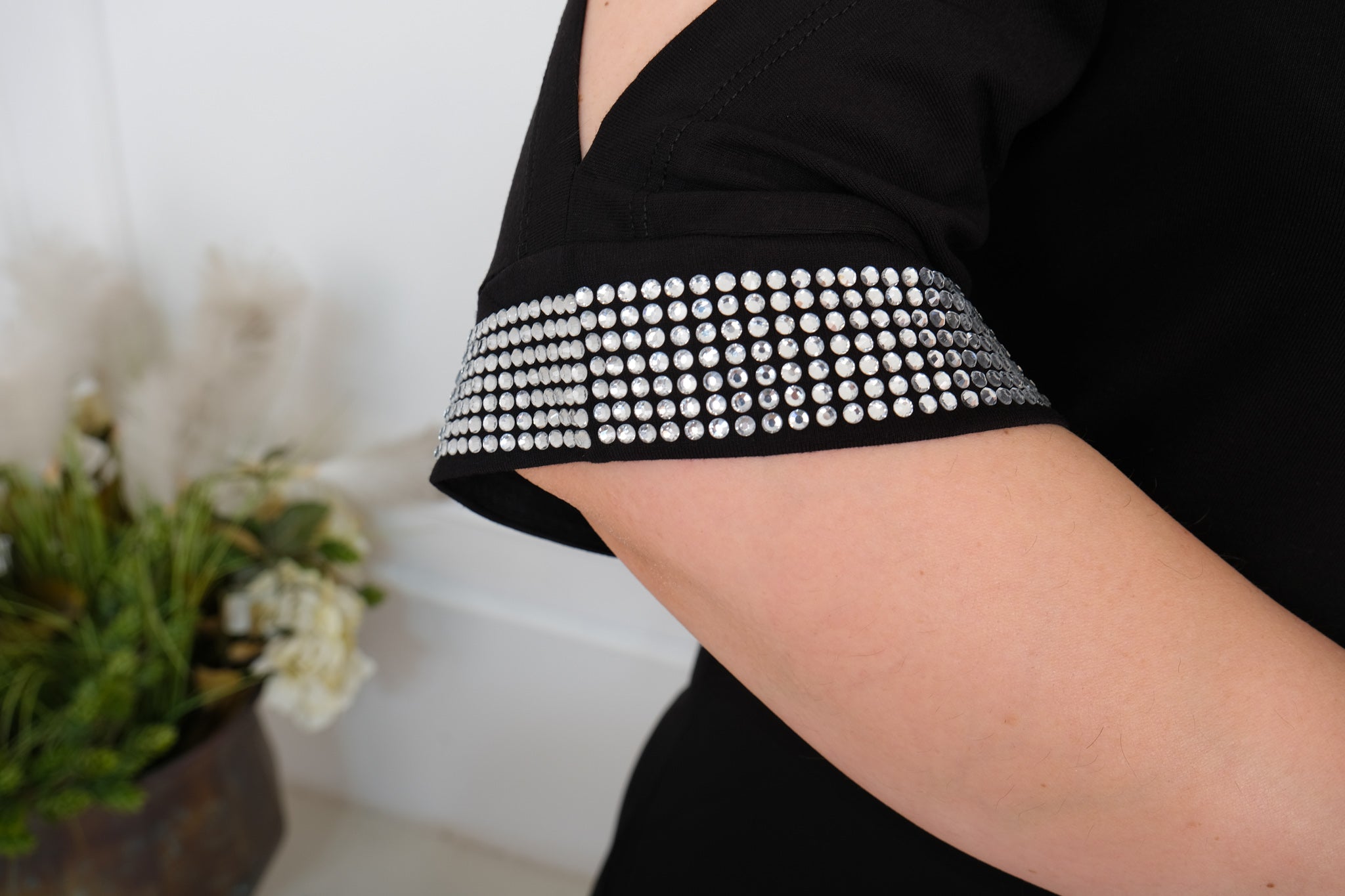 Dámské šaty s odhalenými rameny a kamínky