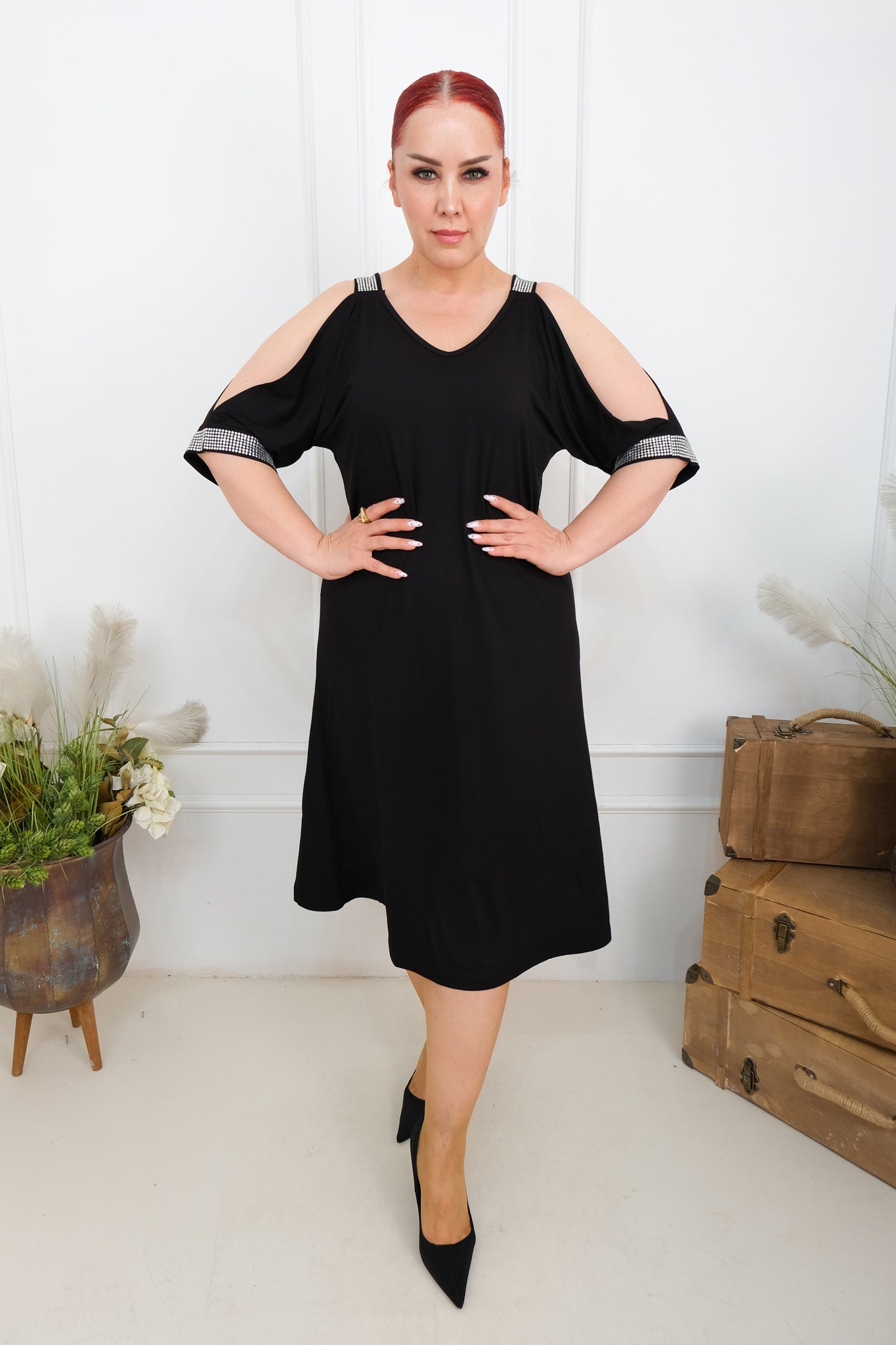 Dámské šaty s odhalenými rameny a kamínky