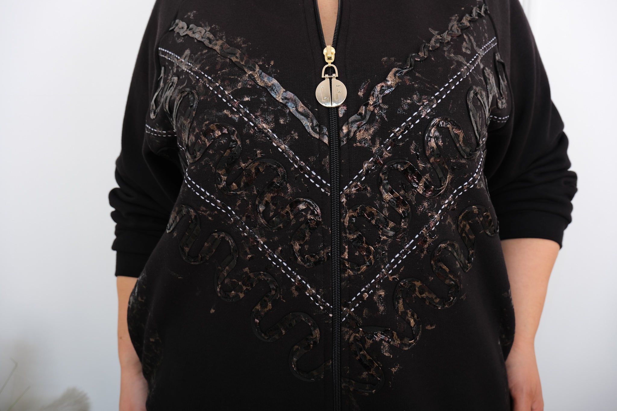 Dámský dlouhý kardigan na zip s krajkovým vzorem