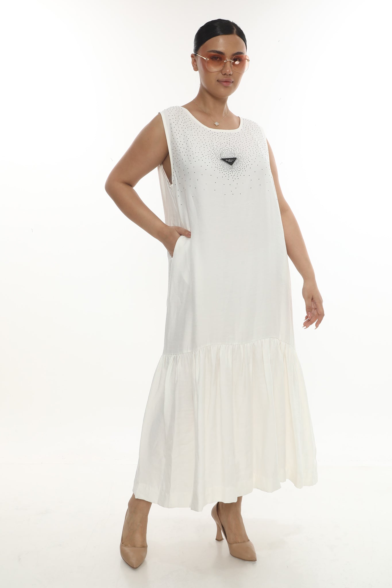 Dámské dlouhé/maxi šaty bez rukávů s třpytivými kamínky - volánkový lem