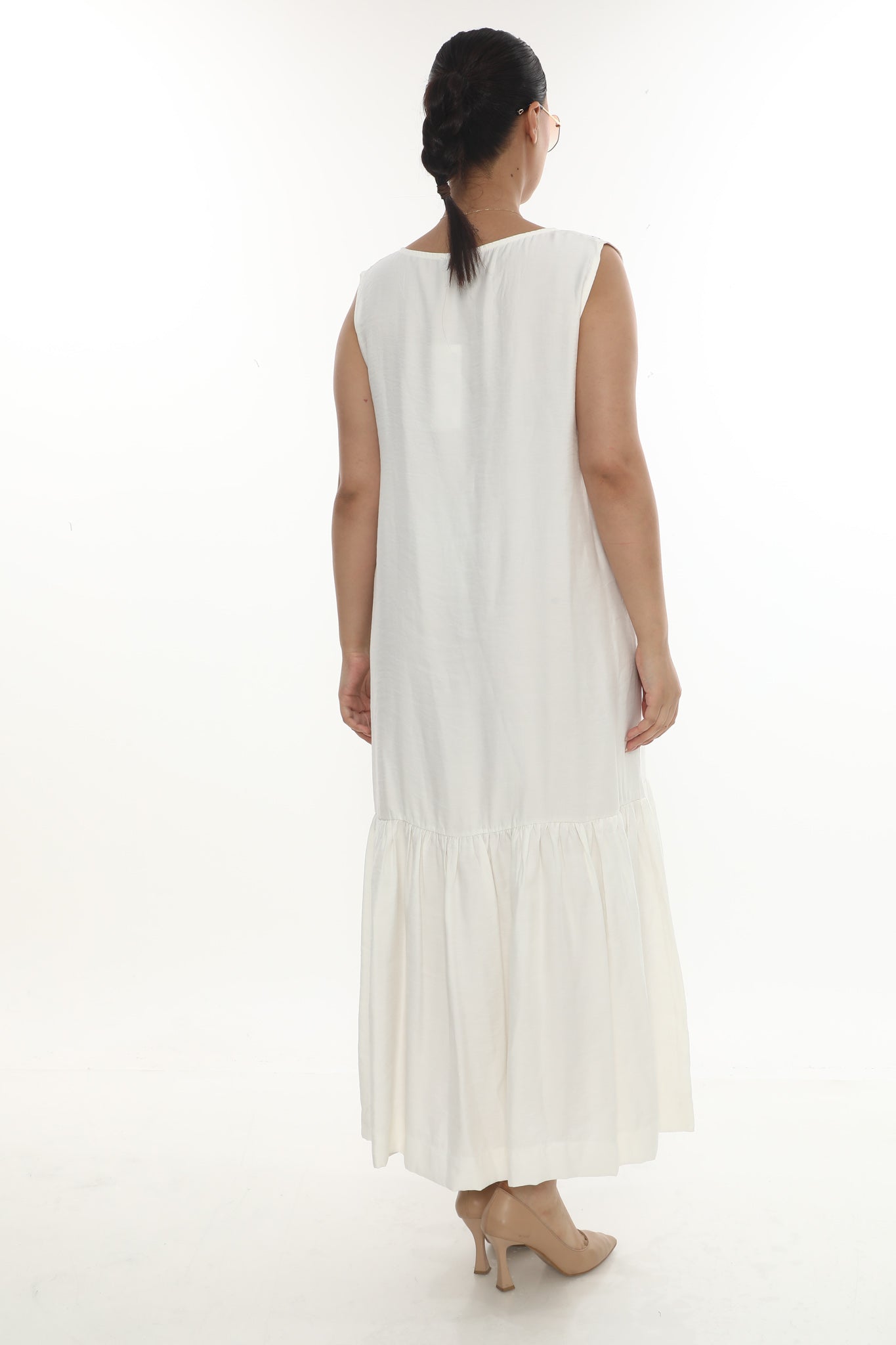 Dámské dlouhé/maxi šaty bez rukávů s třpytivými kamínky - volánkový lem