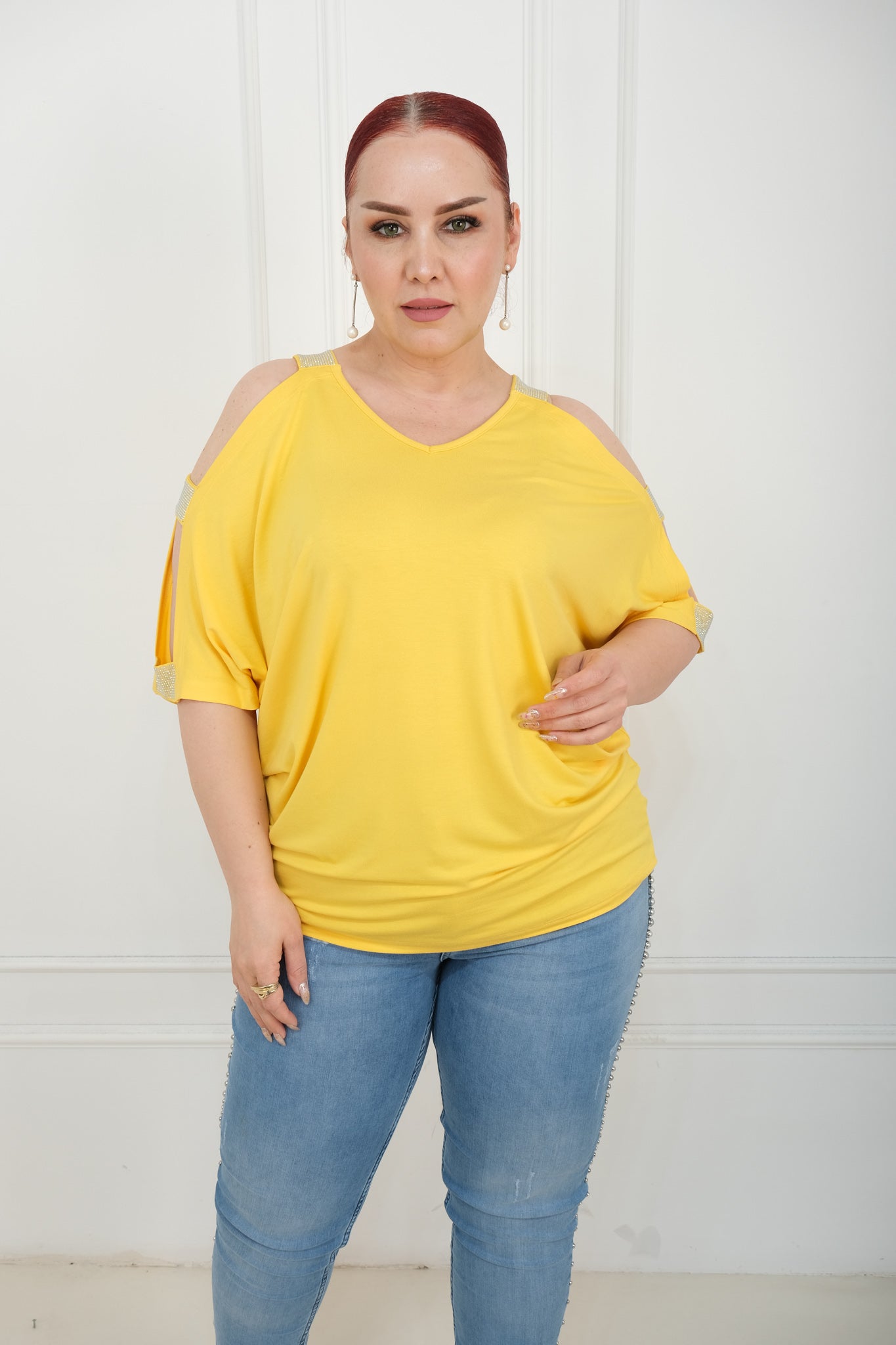 Dámské volné tričko s výstřihem "cold shoulder"