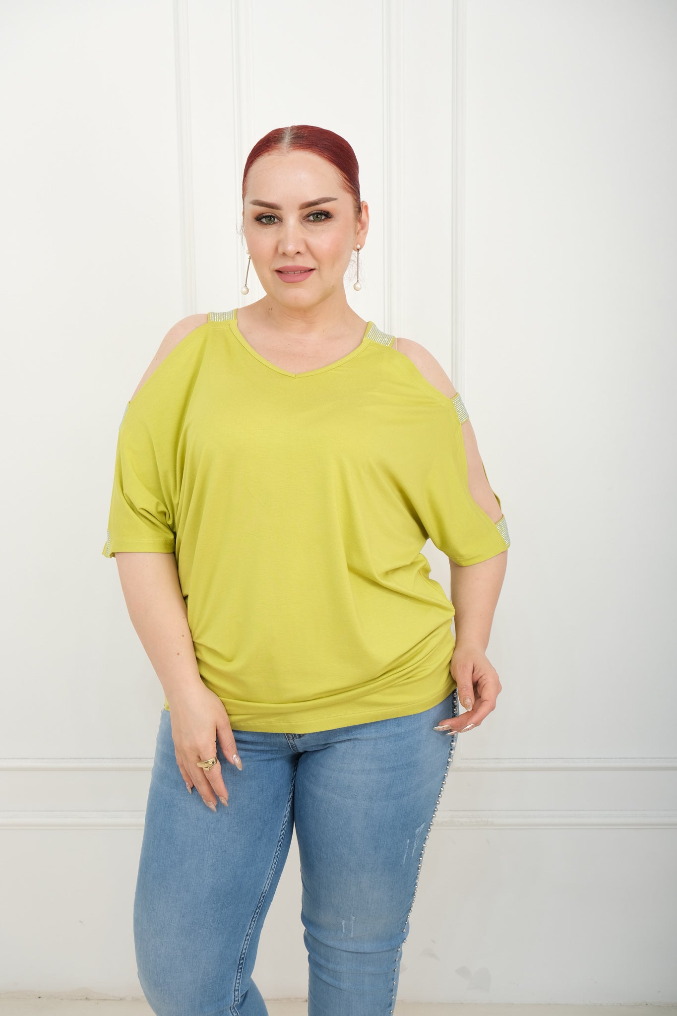 Dámské volné tričko s výstřihem "cold shoulder"