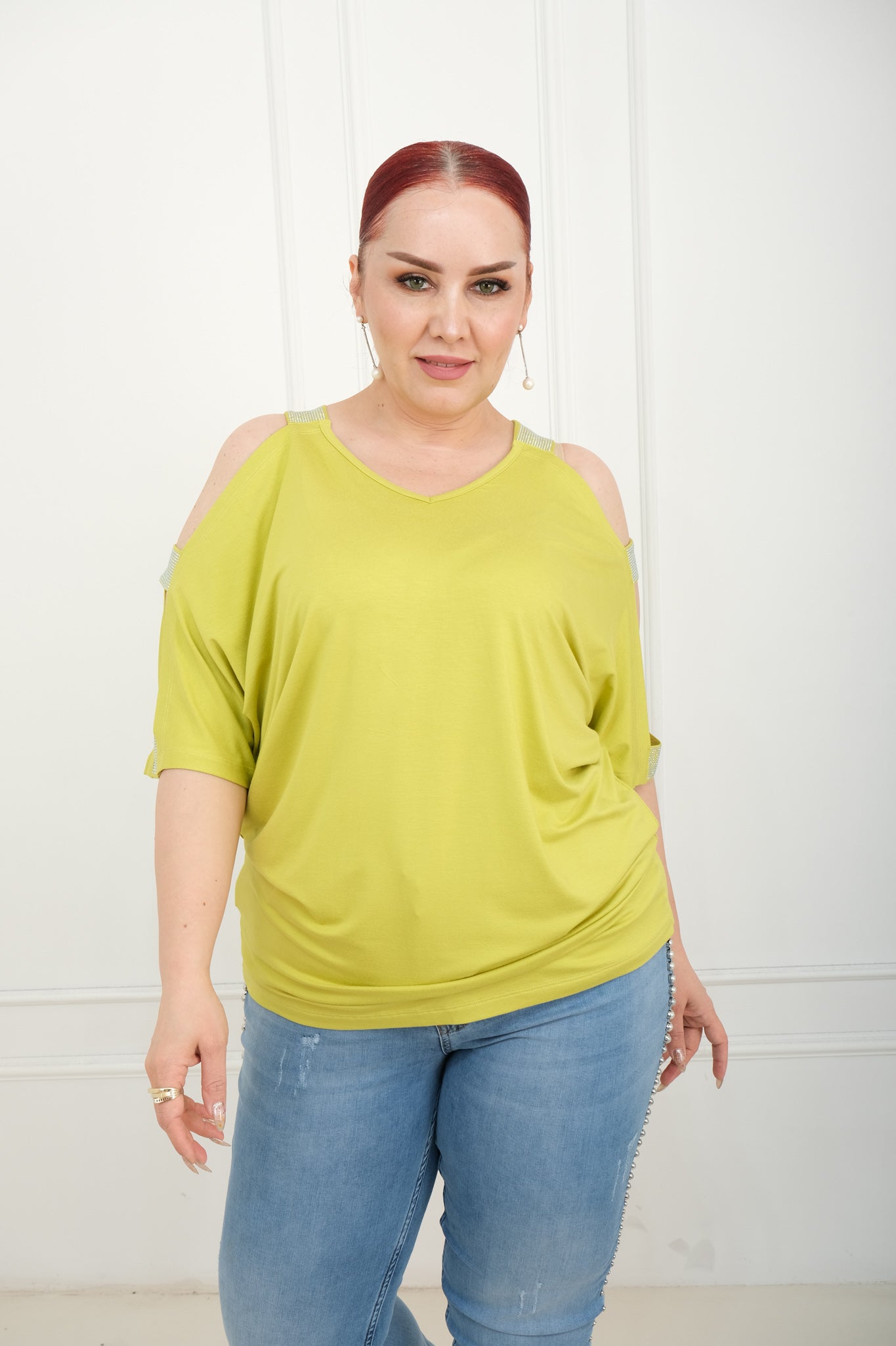 Dámské volné tričko s výstřihem "cold shoulder"