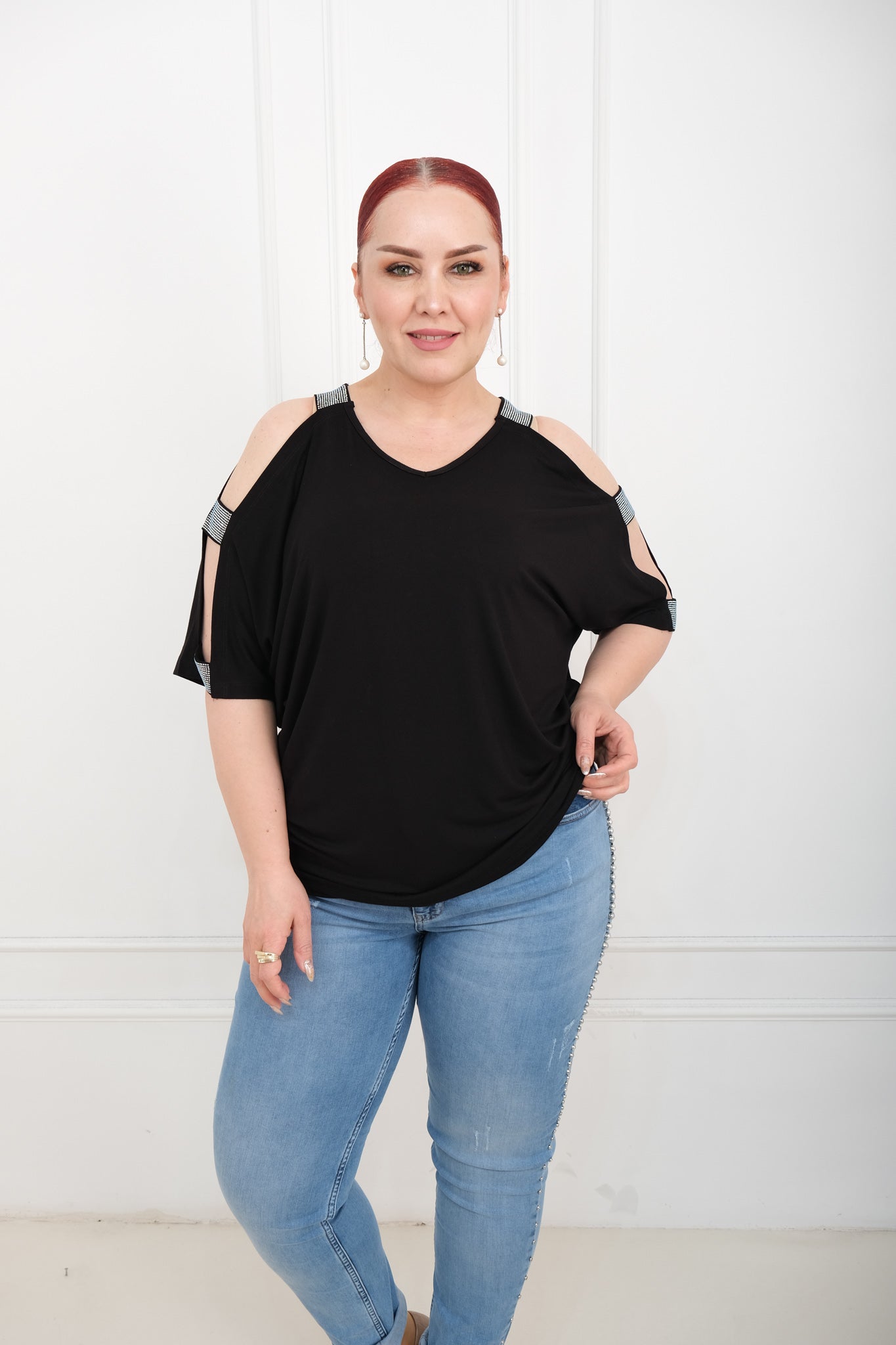 Dámské volné tričko s výstřihem "cold shoulder"