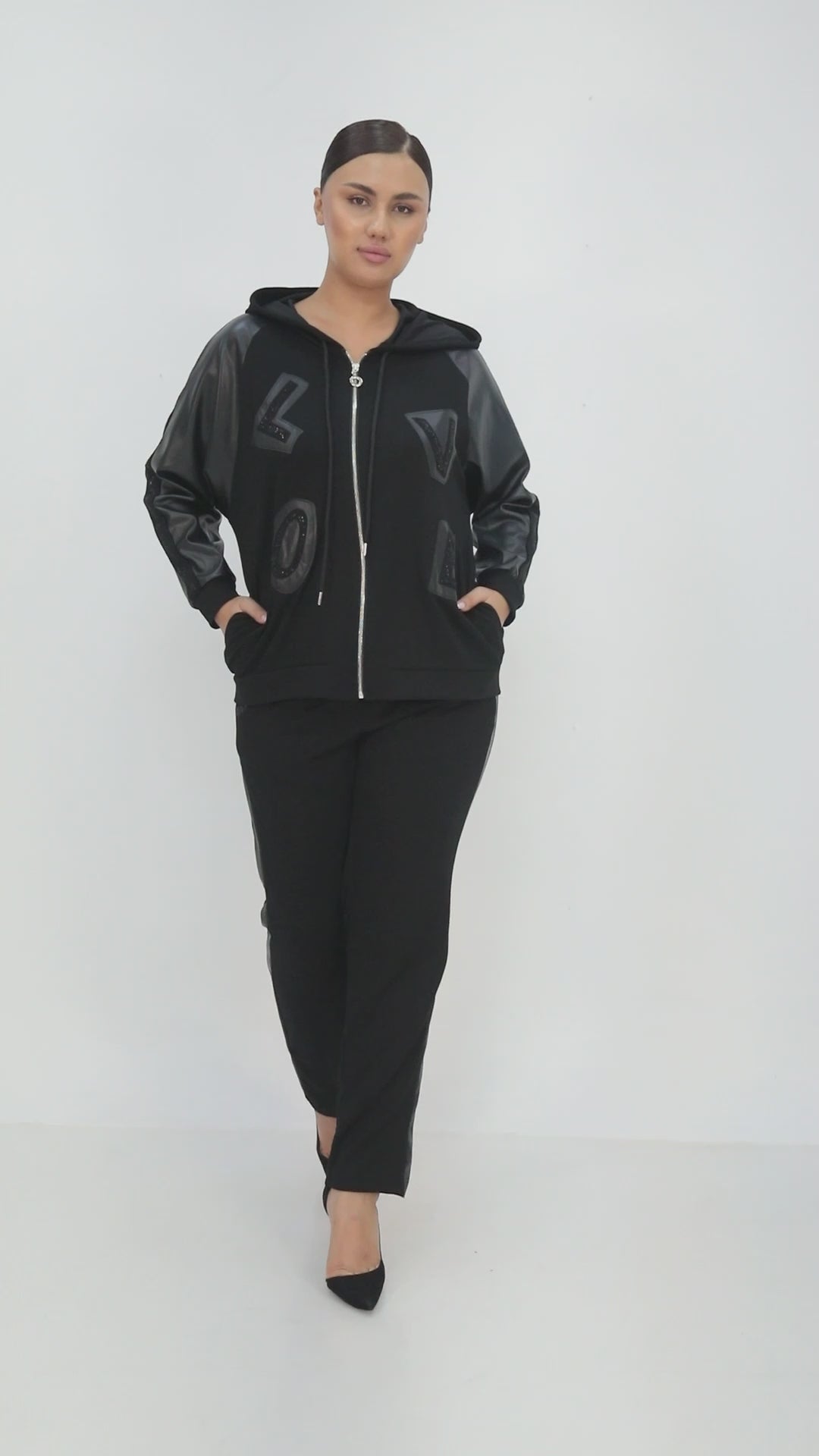Dámský stylový černý komplet - Mikina s koženkou a kalhoty s kontrastním pruhem