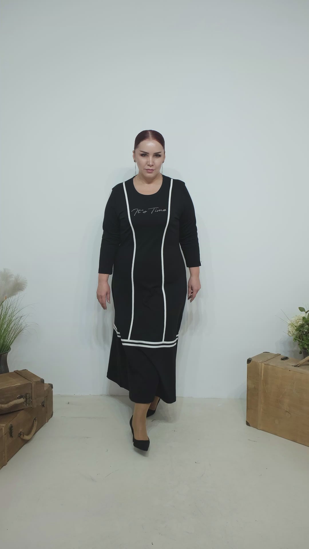 Maxi šaty s nápisem "It’s Time" – černé s bílými pruhy