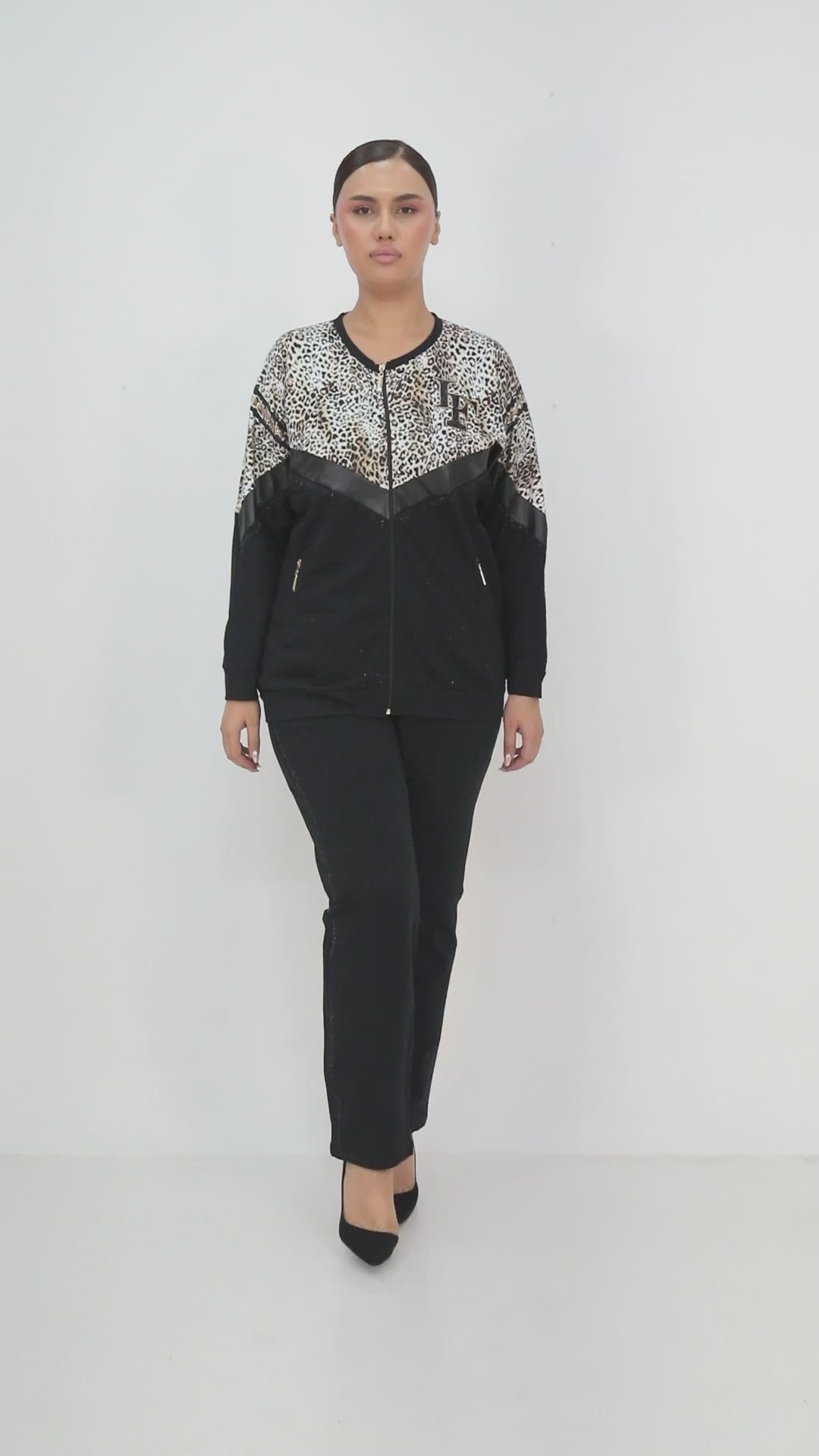 Dámský stylový černý komplet s exotickým vzorem