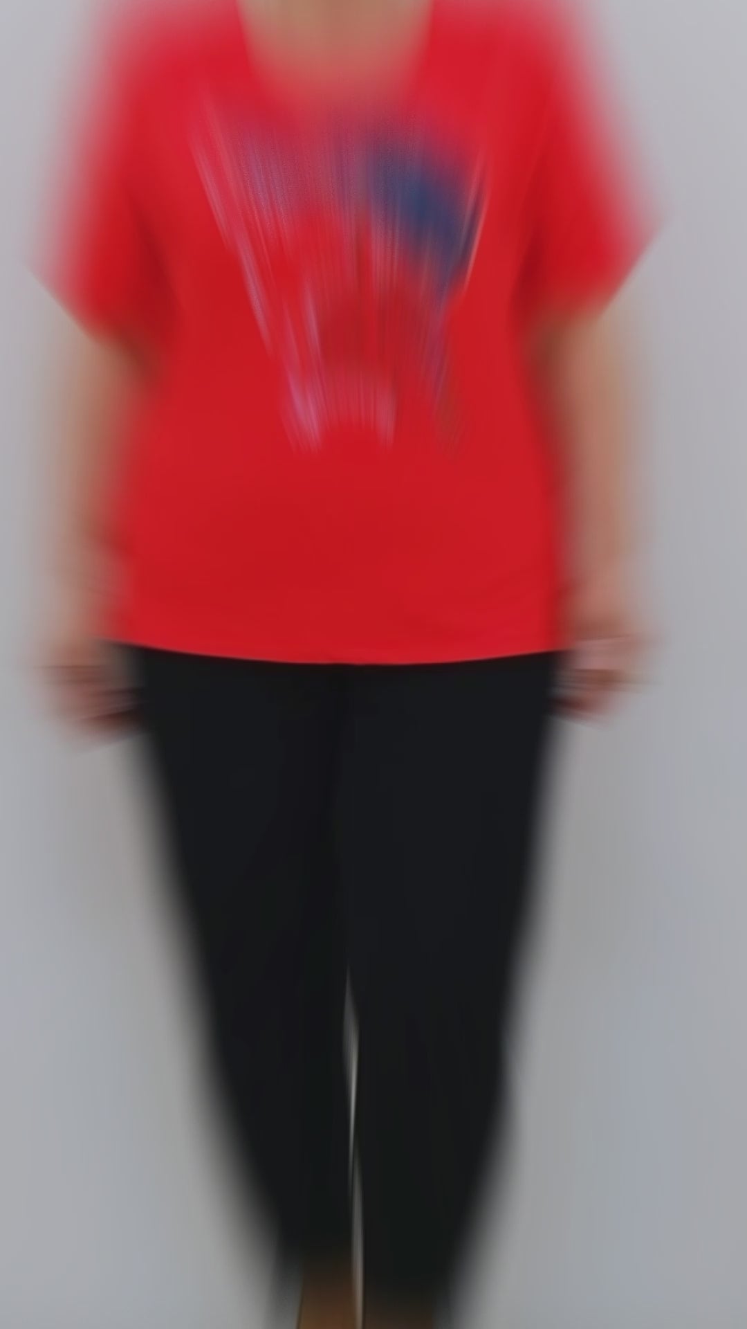 Dámské tričko s potiskem ženy v kšiltovce