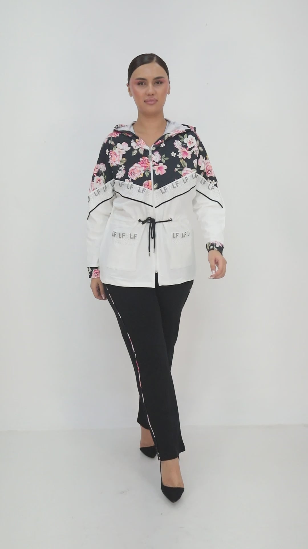 Dámská tepláková souprava s květinovým vzorem a třpytivými kamínky