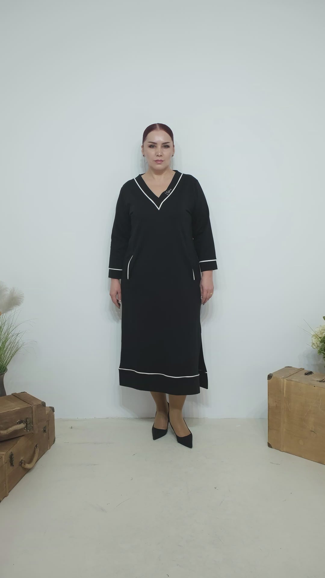 Černé maxi šaty s bílým lemováním