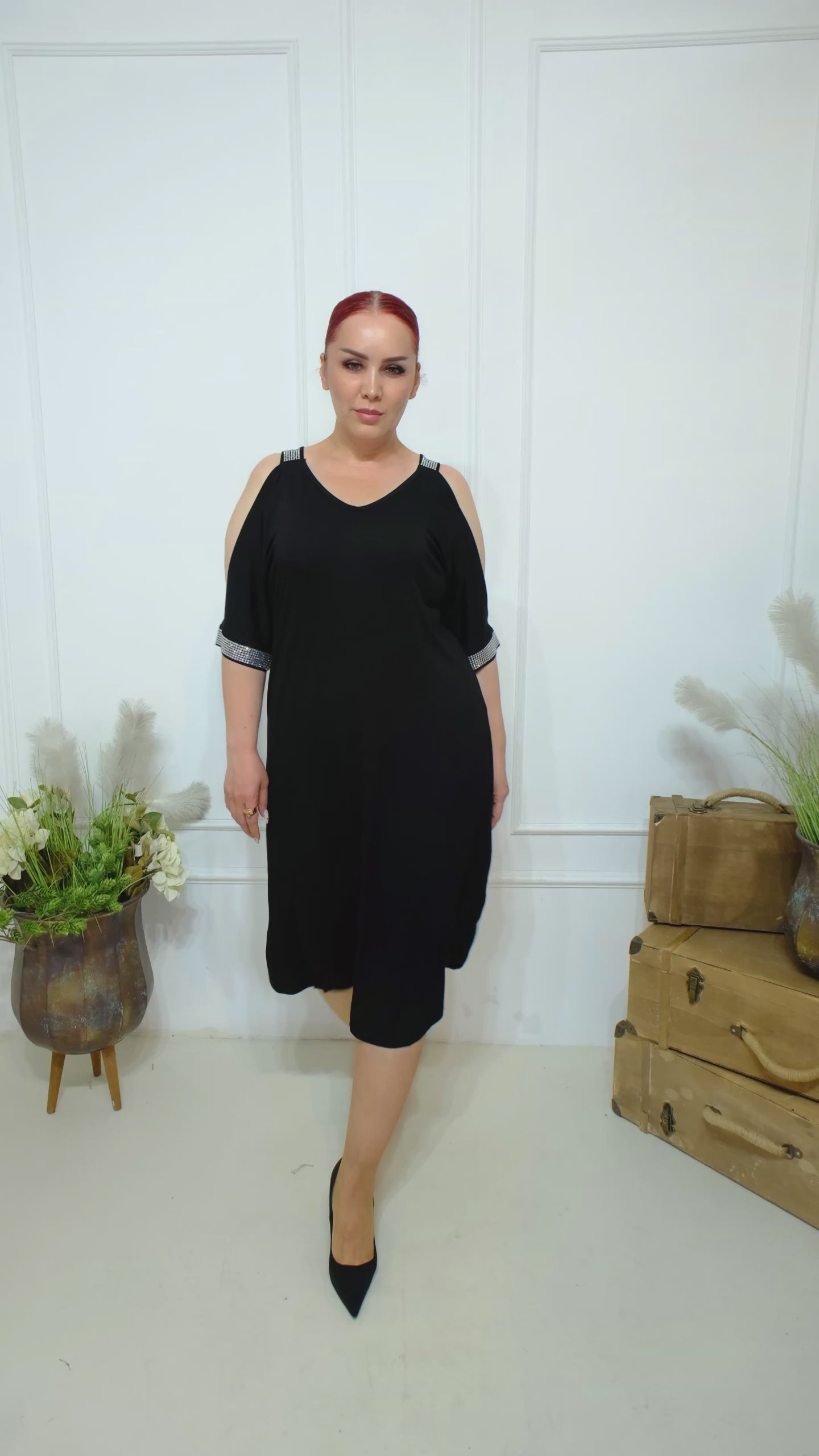 Dámské šaty s odhalenými rameny a kamínky