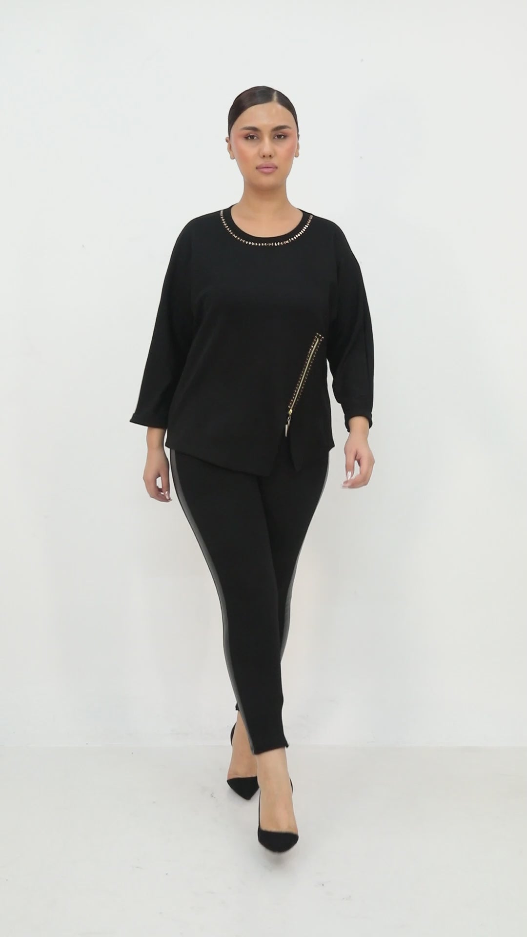 Stylová dámská tunika se zlatými aplikacemi – černá i bílá