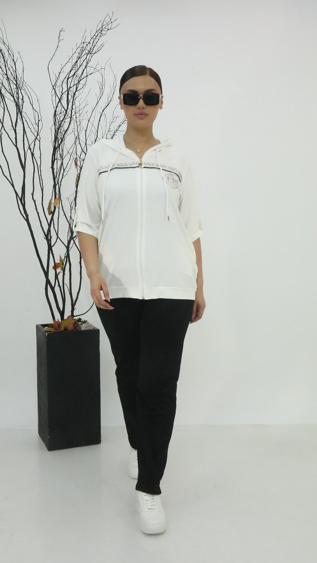 Sportovně-elegantní dámský komplet s ozdobnými kamínky – bavlněná mikina s kapucí a kalhoty