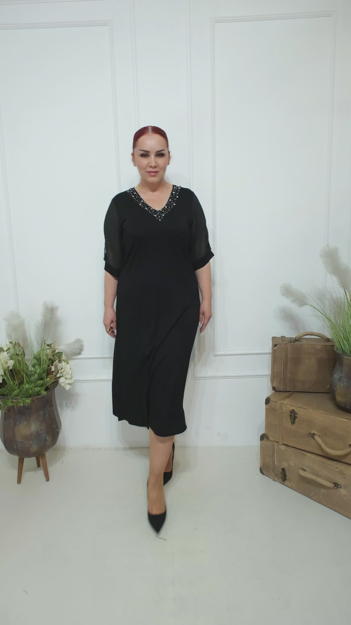 Dámské šaty s průsvitnými rukávy a kamínky ve véčkovém výstřihu