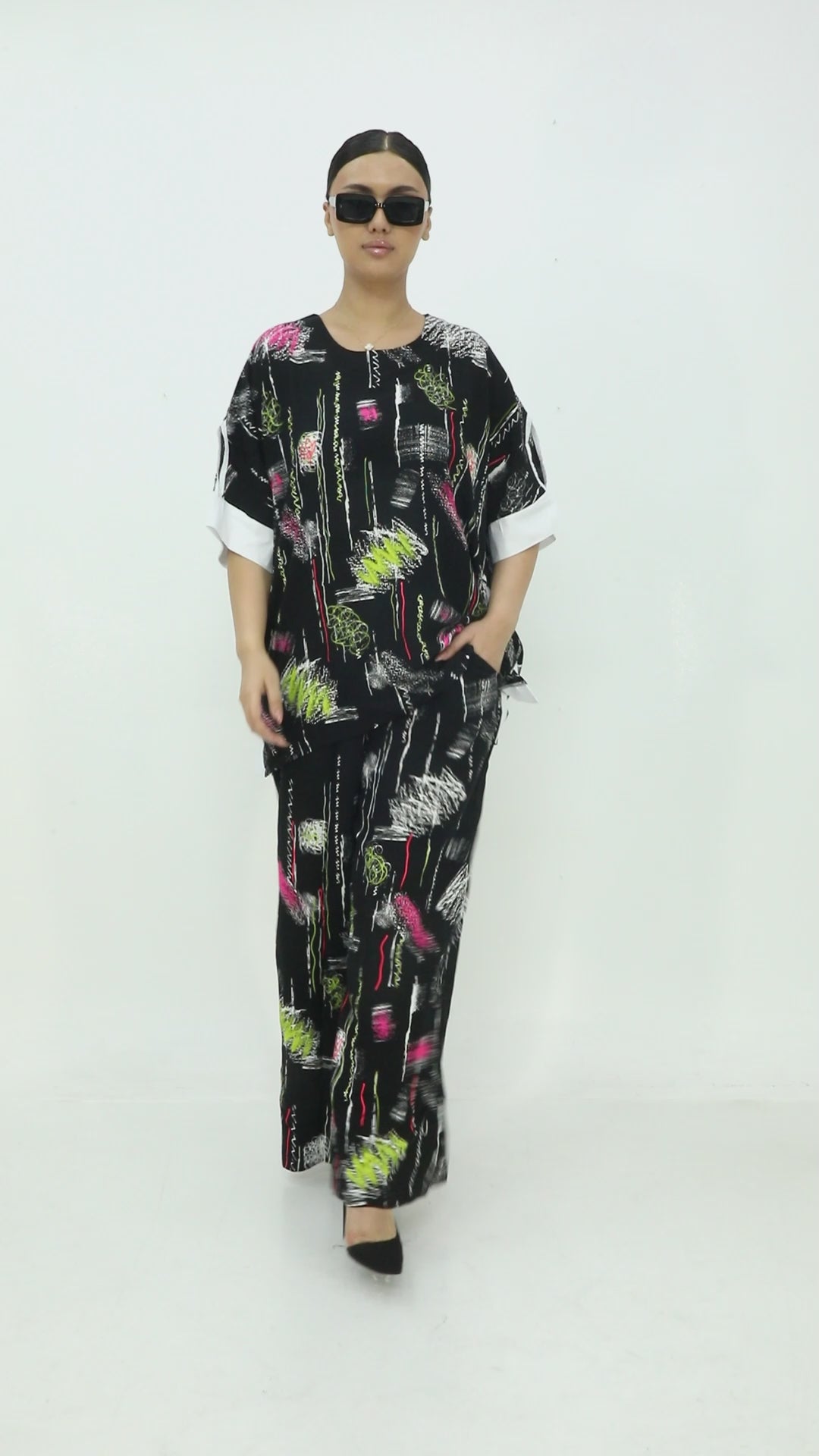 Luxusní dámský komplet s uměleckým vzorem –  halenka a široké kalhoty