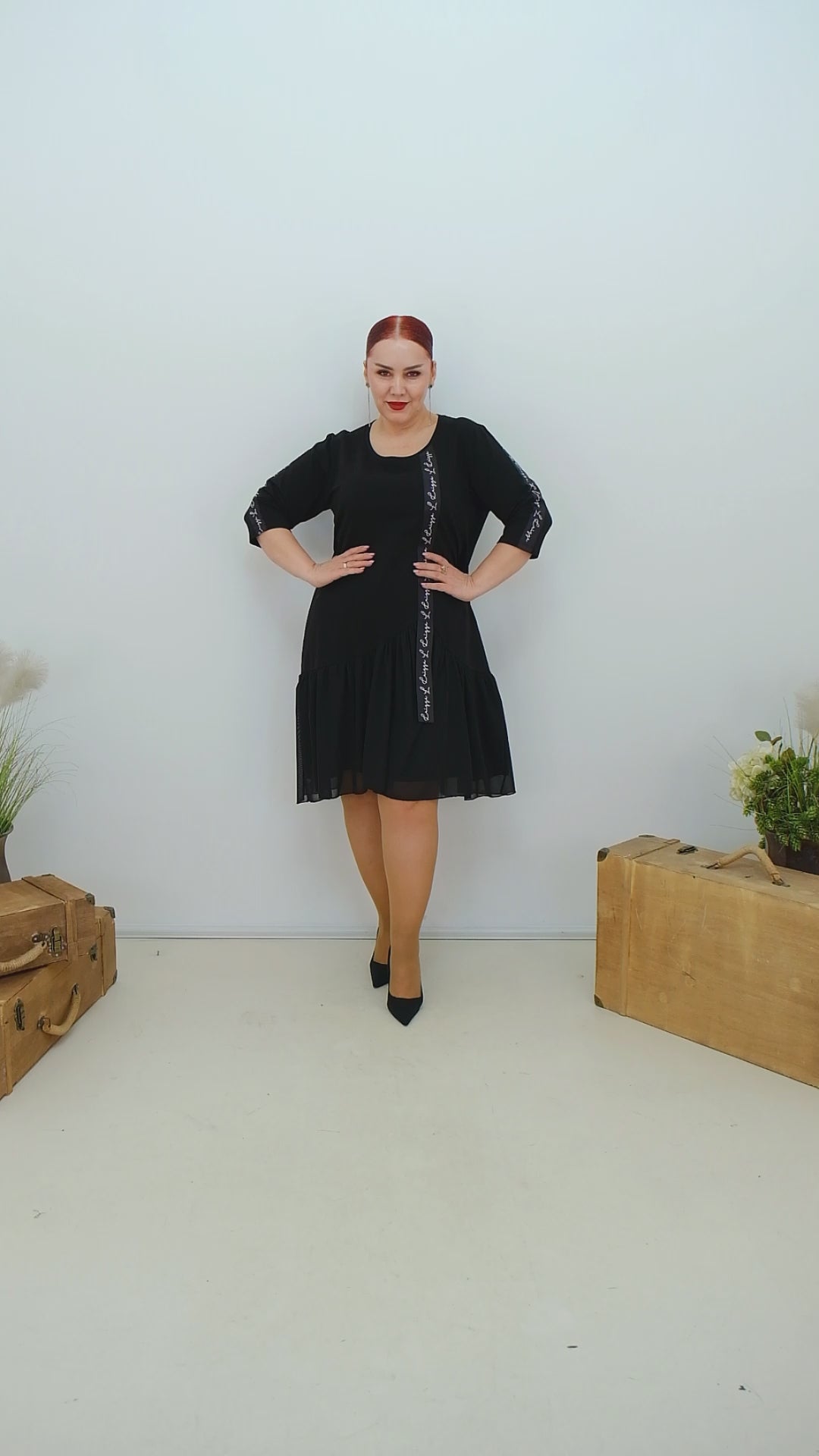 Černé šaty s aplikací Luizza