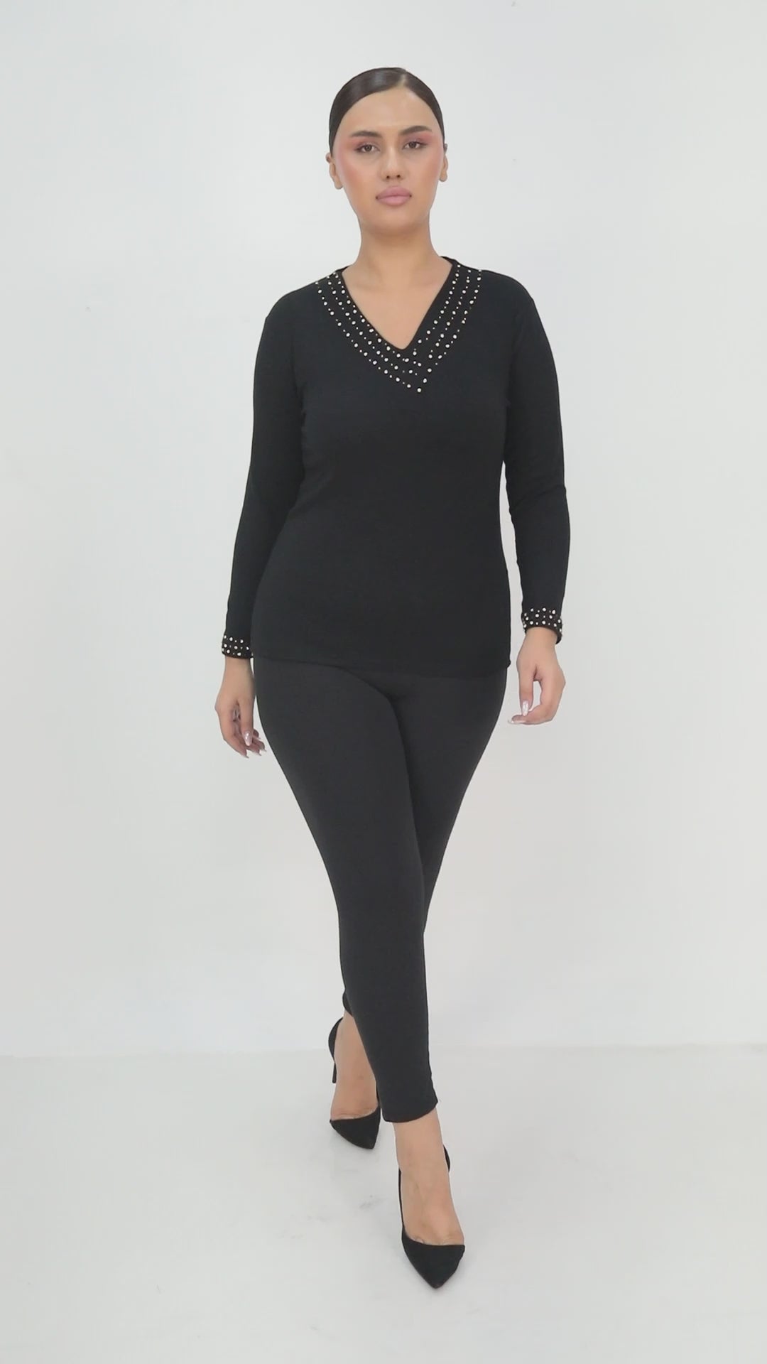 Dámská romantická halenka s výstřihem do V a zdobenými manžetami