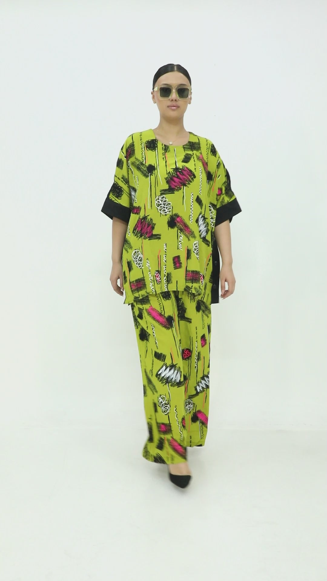 Luxusní dámský komplet s uměleckým vzorem –  halenka a široké kalhoty