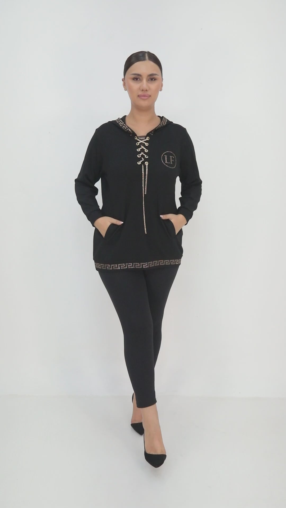 Dámská mikina s kapucí a zlatým šněrováním