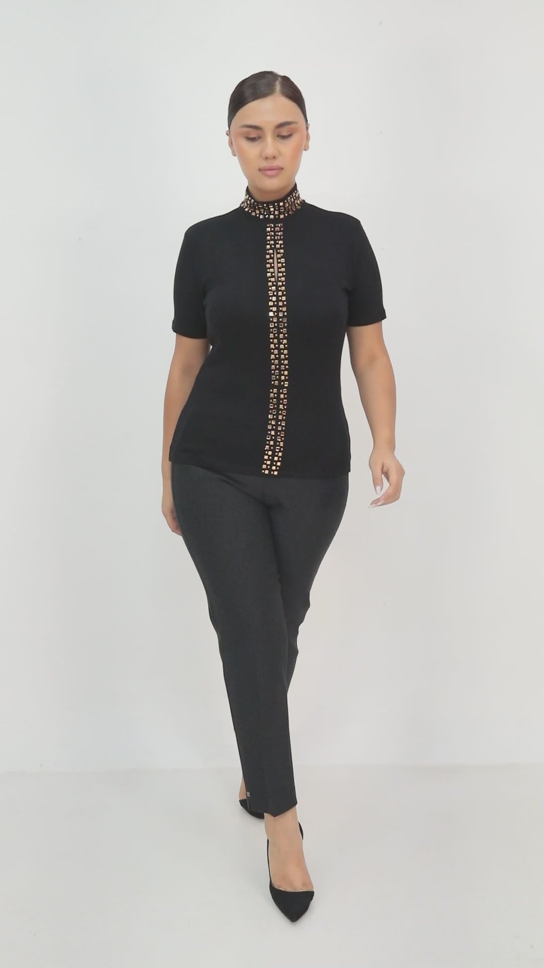 Stylový dámský top se stojáčkem a zlatými aplikacemi